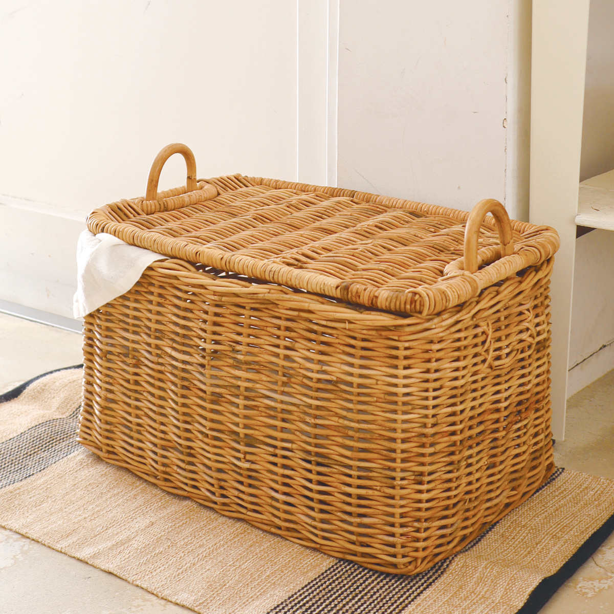 バスケット アラログ ストックバスケット ラタン （ かご 収納 皮付き カゴ 長方形 天然素材 アジアン雑貨 ハンドメイド 収納かご 藤 小物収納 大きい フタ付き 手編み 小物入れ おしゃれ インテリア ランドリー 玄関 リビング ） 【3980円以上送料無料】