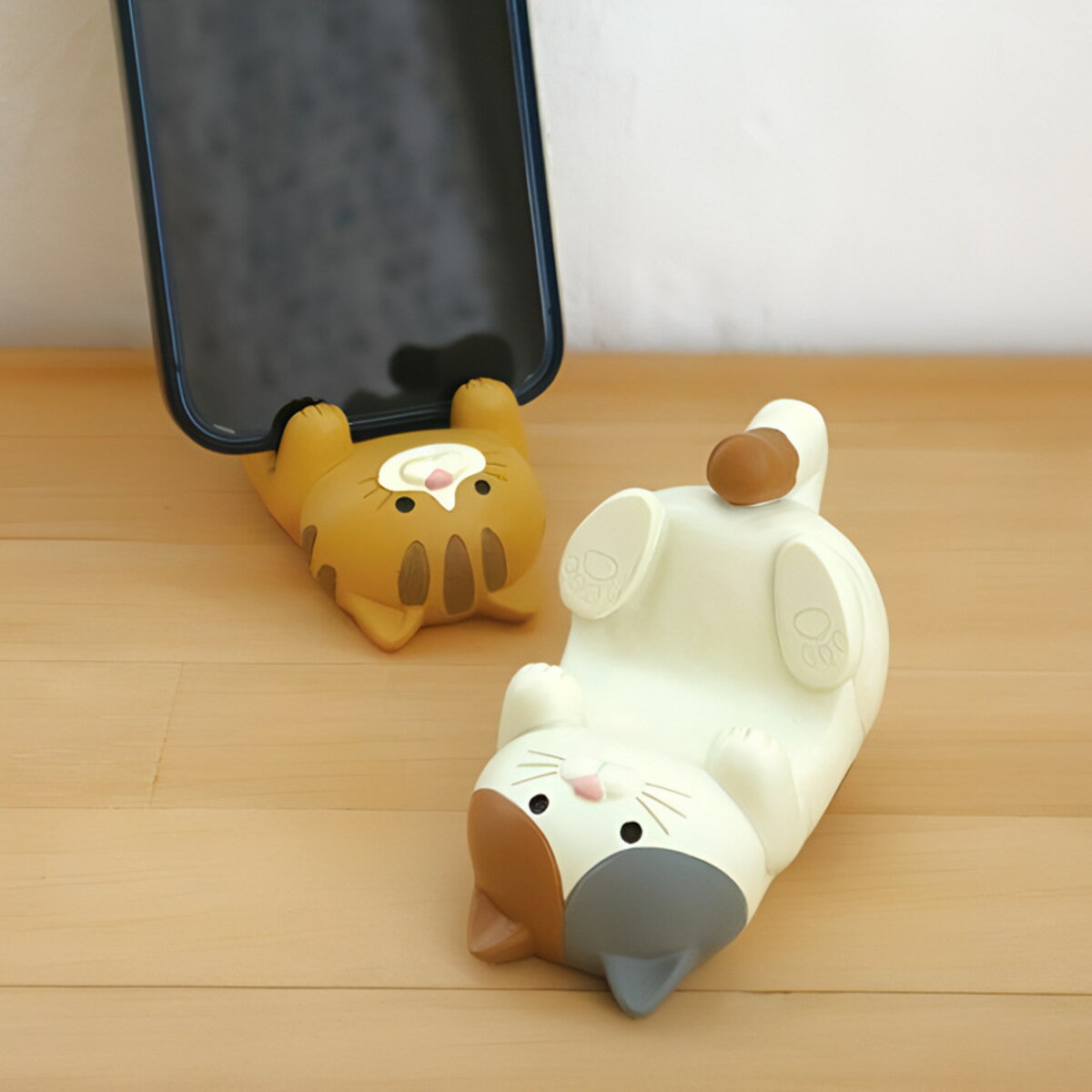 スマホスタンド ネコ ごろりんスマホスタンド お卓の猫ちゃん （ スマホホルダー スマートフォンスタ ...