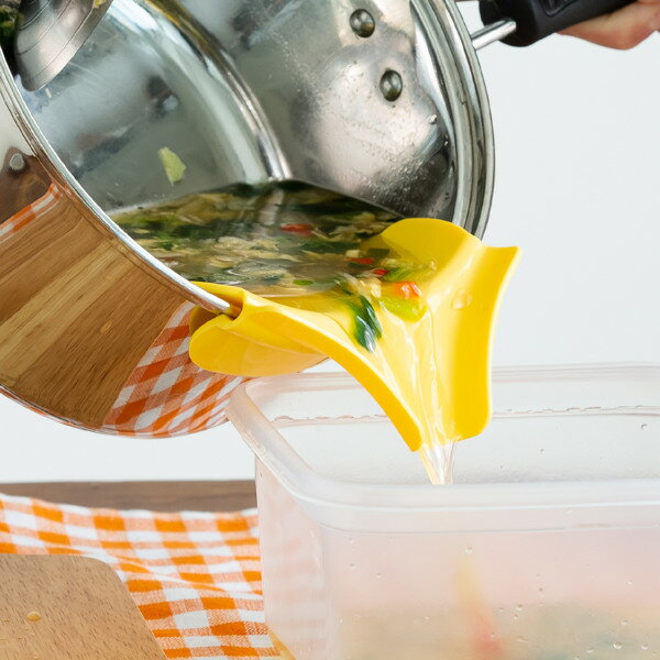 鍋 フライパン ボール 注ぎ口 おちょぼぐち シリコン 食洗機対応 （ なべ ボウル 湯切り 水切り 汁もの 汁物 便利グッズ シリコン製 キッチンツール 下ごしらえ 湯捨て 水捨て キッチン用品 樹脂製 ） 【3980円以上送料無料】