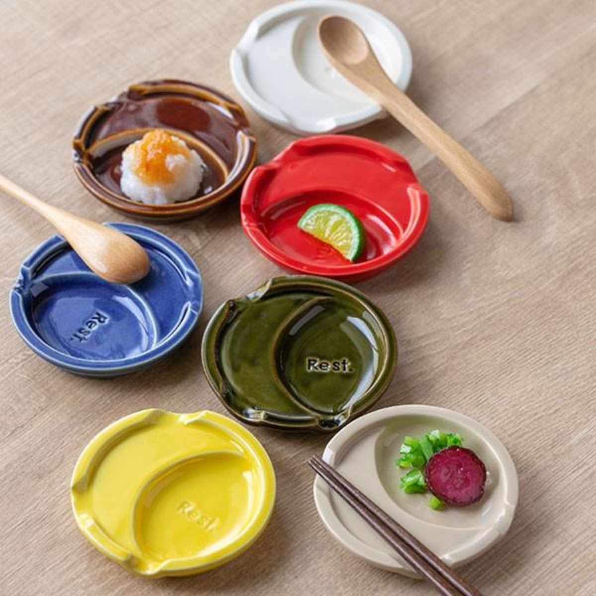 箸置き 小皿 付き おしゃれ ポップカラー はしおき 陶器 食器 日本製 （ カトラリーレスト 皿 食洗機対応 箸置 薬味 豆皿 箸休め 電子レンジ対応 箸おき 箸やすめ カトラリー レスト ハシオキ お箸 箸 置き 仕切り ロゴ プレート ）【3980円以上送料無料】