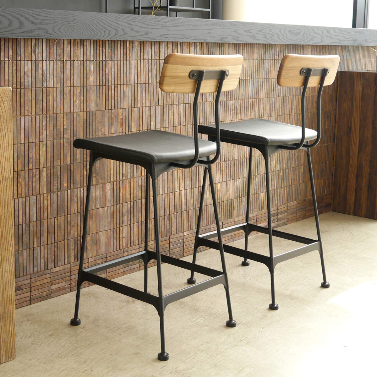 サイズ約 幅41.5×奥行46×高さ95（cm）重量約 10kg内容量2脚材質張地：PU（ポリウレタン）脚部：スチール背もたれ：ウォールナット無垢材（ポリウレタン塗装）生産国中国製座面耐荷重80kg組立状態完成品梱包サイズ幅54×奥行47×...