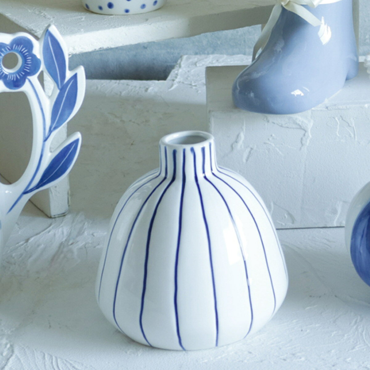 花瓶 welms Blue Line フラワーベース （ 花ビン 花びん フラワー 花 飾る ブルー 青 ライン ストライプ 花入れ 陶器 陶器製 シンプル おしゃれ 一輪挿し ストライプ柄 曲線 手書き風 ）