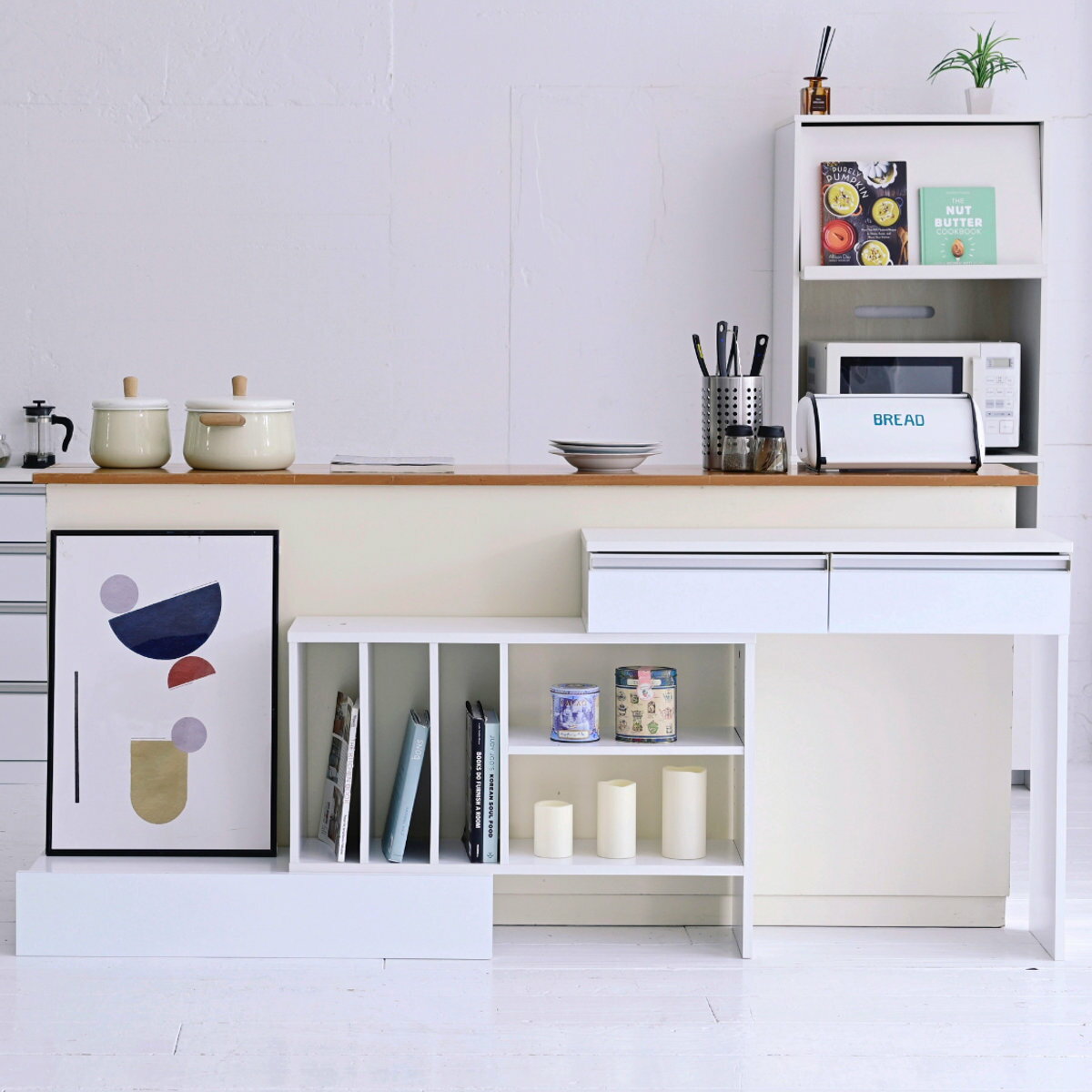 カウンター下収納 オープンラック 鏡面前板 スライド伸縮 幅85.5〜223cm （ カウンター下 収納 ラック 本棚 棚 リビング収納 伸縮 間仕切り カウンター カップボード リビング 可動棚 引き出し シンプル ホワイト ） 【3980円以上送料無料】