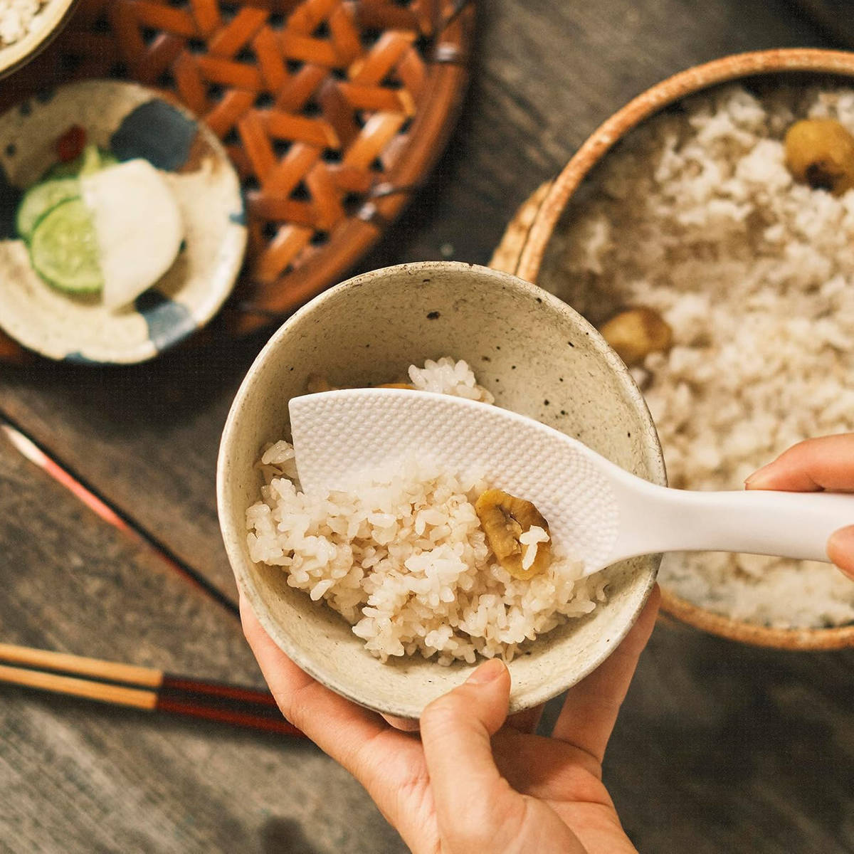 しゃもじ 盛り詰めしゃもじ 貝印 （ シャモジ 杓文字 おしゃもじ キッチンツール 杓字 自立 スタンド式 調理器具 台所用品 お弁当作り 凹凸 エンボス加工 キッチン雑貨 調理小道具 下ごしらえ用品 白 ）【3980円以上送料無料】 colorfulbox-10198989 お弁当グッズのカラフルボックス サンプル画像3