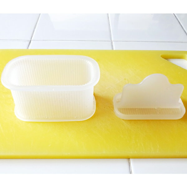 ランチョンミートむすびメーカー ポークミート 豚肉 キッチン便利グッズ 調理用品 （ おにぎり型 おむすび型 押し型 おにぎり おむすび 型 お弁当グッズ おにぎり押し型 抜き型 楕円形 お弁当作り 時短料理 手が汚れない ）【3980円以上送料無料】