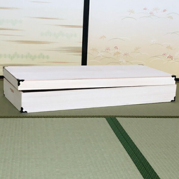 サイズ約 幅98×奥行41.5×高さ17（cm）重量約 5kg内容量1台材質本体側板・天板：桐天然木集成材底板：桐合板表面仕上げ：木地仕上げ生産国日本製耐荷重5kg(1段あたり)組立状態完成品区分返品・キャンセル区分（不可）桐衣装箱カテゴリから探す衣装ケース 総桐 衣裳箱 1段 ロング 日本製 幅98cmおすすめポイント安心の日本製、着物収納の定番品桐の特性を生かし、大切な着物や衣類を虫や湿気から守ります。肥前桐民芸ブランドの桐収納製品は、品質と技術にこだわった職人の手で1点1点丁寧に製造されています。届いたらすぐに使える完成品でお届け致します。商品詳細着物収納に適したワイドサイズ幅98cmの大きめサイズの衣装ケースなので、長めのたとう紙が折らずに収まります。たたみ皺も付きにくく、着物なら約3枚収納できます。桐無垢板の天板6mm厚の桐無垢板を使用した、高級感溢れるフラット天板です。隅金具丁寧に打ち込んだ隅金具が高級感を醸し出しています。サイズシリーズ紹介1段ロングサイズ2段ロングサイズ3段ロングサイズ関連キーワード：収納ケース 収納ボックス 桐たんす 桐箪笥 桐タンス 桐チェスト 収納庫 蓋つき ボックス 浴衣 ゆかた 衣類 着物用 押し入れ 押入れ クローゼット 保管庫 保管ケース 洋服 桐収納 LH5353 LH11596 関連商品はこちら衣装ケース 総桐 衣裳箱 3段 ロング 日本製19,880円衣装ケース 総桐 衣裳箱 2段 ロング 日本製17,180円衣装ケース 総桐 衣裳箱 セミロング 1段 日13,480円衣装ケース 総桐 衣裳箱 2段 セミロング 日14,580円衣装ケース 総桐 衣裳箱 3段 セミロング 日17,980円衣装ケース 総桐 衣裳箱 キャスター付 5段 21,480円衣装ケース 総桐 衣裳箱 キャスター付 4段 20,380円衣装ケース 総桐 衣裳箱 キャスター付 4段 19,480円衣装ケース 総桐 衣裳箱 キャスター付 3段 16,580円衣装ケース 桐製 衣裳箱 1段 日本製 幅9111,680円衣装ケース 桐製 衣裳箱 3段 日本製 幅9116,380円衣装ケース 桐製 衣裳箱 4段 日本製 幅9118,480円