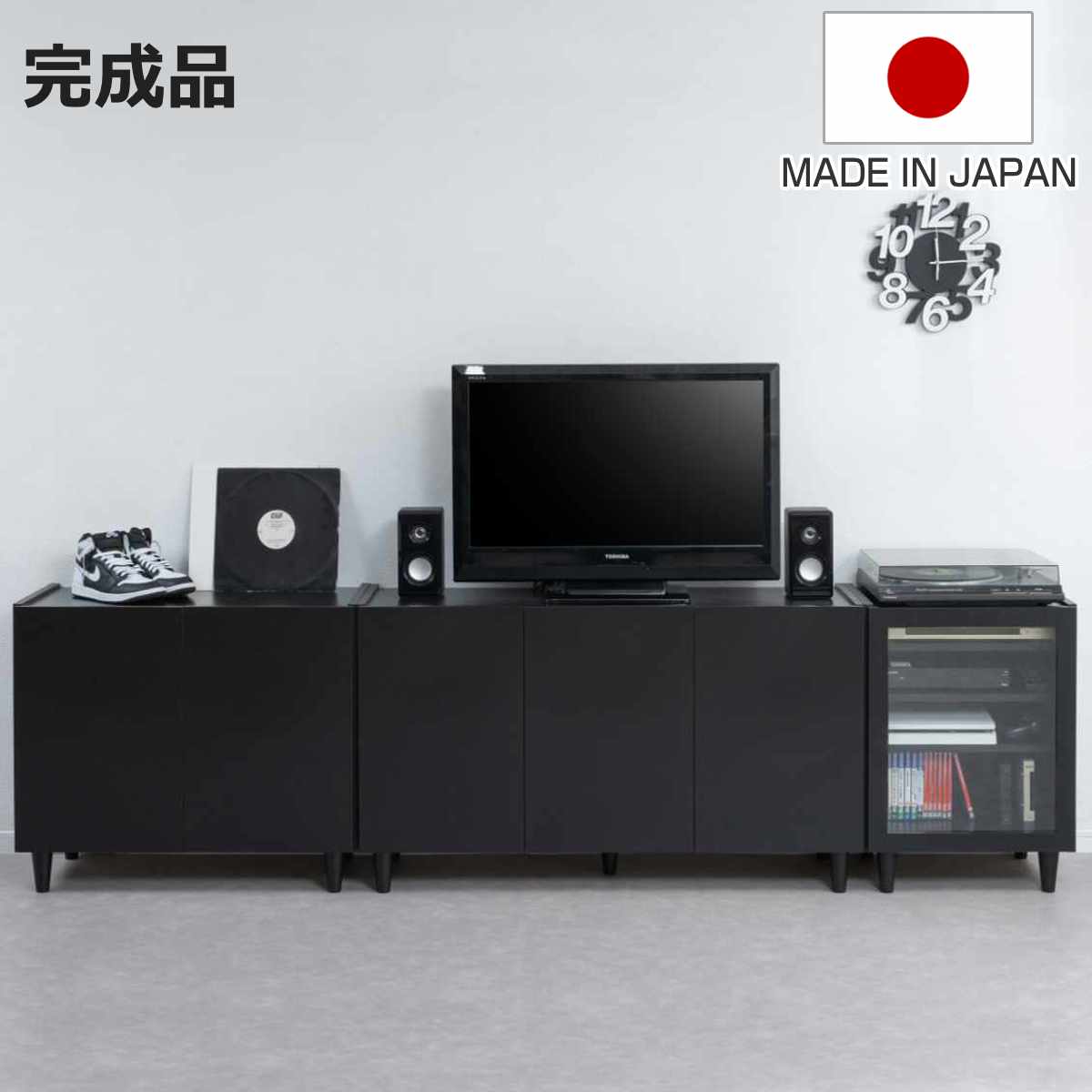 サイズ【幅80cm】約 幅80×奥行39×高さ68.5（cm）【幅118cm】約 幅118×奥行39×高さ68.5（cm）【幅49.5cm ガラス扉】約 幅49.5×奥行39×高さ68.5（cm）重量【幅80cm】約 17kg【幅118cm】約 24kg【幅49.5cm ガラス扉】約 14kg内容量1台【幅80cm】付属品：可動棚2枚【幅118cm】付属品：可動棚大2枚、小2枚【幅49.5cm ガラス扉】付属品：可動棚3枚材質本体：強化プリント紙化粧繊維板脚部：天然木ラバーウッド生産国日本製天板耐荷重20kg棚板1枚あたり耐荷重5kg組立状態完成品（一部取付）注意事項※商品ページ内には別の商品を含む画像を使用しています区分返品・キャンセル区分（不可）キャビネット ブラック モノトーン 日本製 完成品おすすめポイント※商品ページ内には別の商品を含む画像を使用しています黒が際立つお洒落なキャビネットオールブラックで仕上げられた、存在感放つお洒落なキャビネットです。スッキリとしたシンプルなデザインとモノトーンな雰囲気で、お部屋をシックにカッコよく演出してくれます。軽やかな表情を追求した円すい形の木製脚が重厚感を和らげます。ラインナップ詳細スマートなデザインの板扉前面は装飾や取っ手などの凸凹がなくフラットなので、スマートでスタイリッシュな印象を与えます。棚をカスタマイズできるガラス扉で中の収納物が見えるショーケースタイプなので、趣味の物や小物などを見せながら収納することができます。棚板は外して別売りのガラス棚に変えることもできるので、自分好みにカスタマイズしていただけます。共通詳細天板上をディスプレイスペースに天板の上にはお気に入りの雑貨や小物類をディスプレイしていただけます。フチ付きの天板なので、小物などの落下を防ぎます。高さ調整可能な可動棚収納物に合わせて高さを調節できる可動棚が付いているので、スペースを無駄にすることなく収納できます。【幅80cm：可動棚2枚、6cmピッチ6段階】【幅118cm：可動棚大2枚・小2枚、6cmピッチ6段階】 【幅49.5cm ガラス扉：可動棚3枚、6cmピッチ6段階】配線に便利な設計それぞれの棚板の後ろに1cmの隙間があるので、ルーターや充電器などの配線を後ろに通すことができます。コード穴付きコード穴が背板に付いているので、配線を背面に逃がし、スッキリさせることができます。コード穴には、ほこりよけのゴムプッシュが付いています。緩衝を和らげるクッション付き扉を閉めた時の衝撃を抑えるクッションが付いています。脚部は取り付け簡単脚部はねじ込み式で、簡単に取り付けできます。脚を付けずのご使用も可能です。（脚を付けない場合は、クッション材などを敷くことをおすすめします）安心の日本製、すぐに使える完成品家具の大生産地として知られる、福岡県の大川市で生産された安心・安全の国産製品です。脚部を取り付けていただくだけの完成品なので、すぐにお使いいただけます。カッコよさを追求した「Shadow」シリーズシンプルかつ高級感のあるデザインに仕上げた「Shadow」シリーズ。「Shadow」シリーズは全て同じ高さで作られているため、シリーズで揃えると、高低差がなくスッキリ見えます。 商品画像サイズ対応しているパーツ・オプション幅49.5cmガラス扉専用ガラス棚関連キーワード：玄関 カップボード スタイリッシュ 黒 オールブラック ホテルライク 幅80 幅120 幅50 奥行40 高さ70 cm センチ リビング 寝室 おしゃれ お洒落 オシャレ かっこいい 人気 整理棚 飾り棚 ディスプレイ 便利 新生活 引越 応接 客間 趣味 推し アクスタ グッズ収納 什器 グラス フィギュア ミニカー 香水 食器 LH18211関連商品はこちらキャビネット 幅118cm モノトーン 日本製27,990円キャビネット 幅80cm モノトーン 日本製 21,990円ガラス扉キャビネット 幅49.5cm モノトー22,990円脚付きキャビネット 幅80cm 幅118cm 23,990円～キャビネット 幅80cm 北欧モダン 可動棚 32,800円サイドボード 幅80cm 開き扉 木目調 完成44,480円キャビネット 幅150cm 北欧モダン 可動棚51,680円キャビネット 幅120cm 北欧モダン 可動棚41,680円脚付きキャビネット 幅118cm 可動棚 日本29,900円キャビネット 幅80cm 幅118cm 脚付 20,990円～脚付きキャビネット 幅80cm 可動棚 日本製23,990円キャビネット 幅118cm 開き戸 3枚扉 フ26,990円