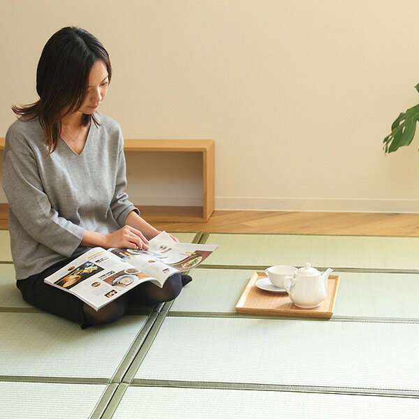 四つ折畳マットレス い草折畳フロアー畳 約100x210x1.3cm ( 送料無料 い草ラグ い草マット い草カーペット ござ おしゃれ ごろ寝マット い草 折りたたみ コンパクト 厚さ1.3cm 防ダニ 防カビ 滑り止め付き いぐさ ) 【3980円以上送料無料】 [3]
