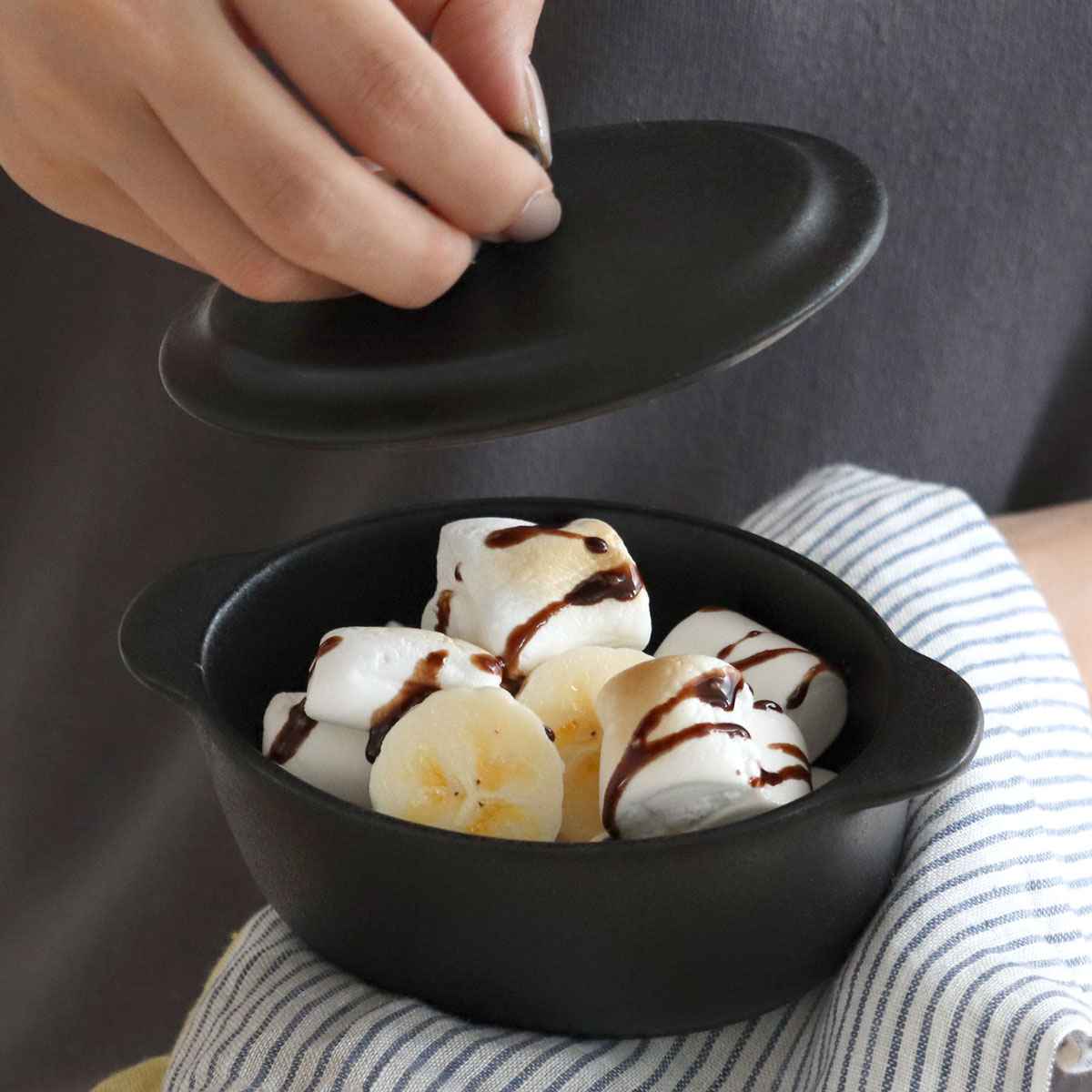 キャセロール 14.5cm 鋳物風 オーバル フタ付 陶磁器 取っ手付 （ オーブンウェア グラタン皿 丸 ココット 蓋付き スキレット風 耐熱皿 電子レンジ対応 食洗機対応 オーブン対応 耐熱 鍋型 ） 【3980円以上送料無料】のサムネイル