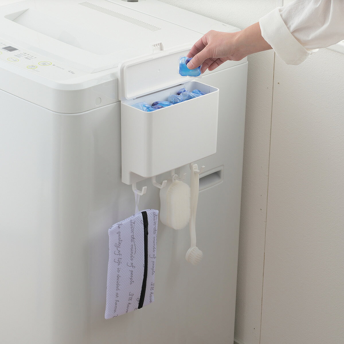 お弁当グッズのカラフルボックスの洗剤収納 洗剤ボールストッカー マグネットタイプ マグ・ピット （ 洗濯洗剤 収納 マグネット 磁石 ふた付き 洗濯機横 洗剤ボール 小物入れ 洗濯機 隙間 ランドリー収納 隙間収納 洗濯小物 浮かせて収納 省スペース シンプル ）【3980円以上送料無料】｜アングル2