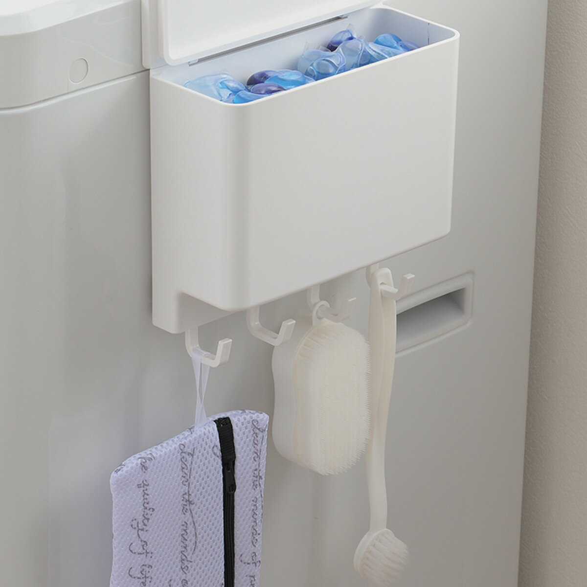 お弁当グッズのカラフルボックスの洗剤収納 洗剤ボールストッカー マグネットタイプ マグ・ピット （ 洗濯洗剤 収納 マグネット 磁石 ふた付き 洗濯機横 洗剤ボール 小物入れ 洗濯機 隙間 ランドリー収納 隙間収納 洗濯小物 浮かせて収納 省スペース シンプル ）【3980円以上送料無料】｜アングル3