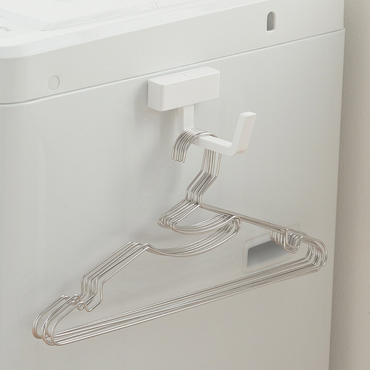 お弁当グッズのカラフルボックスのハンガー収納 ハンガーホルダー マグネットタイプ ランドリー収納 マグ・ピット （ ハンガー 収納 フック マグネット 磁石 洗濯機横 洗濯機 隙間 洗濯ハンガー 角ハンガー 隙間収納 洗濯小物 浮かせて収納 省スペース シンプル ）【3980円以上送料無料】｜アングル2