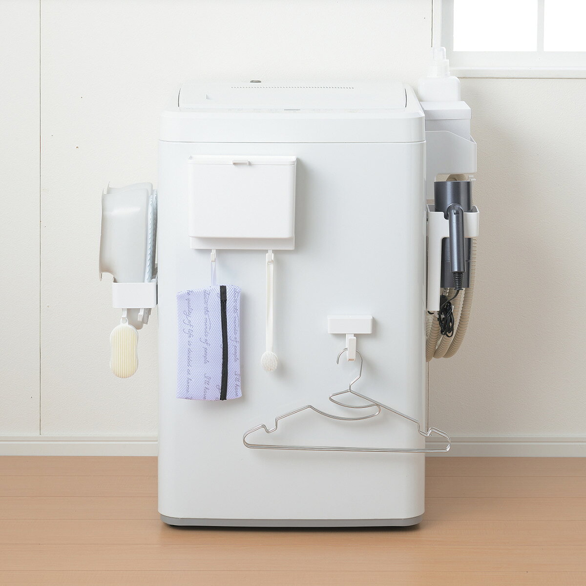 お弁当グッズのカラフルボックスのハンガー収納 ハンガーホルダー マグネットタイプ ランドリー収納 マグ・ピット （ ハンガー 収納 フック マグネット 磁石 洗濯機横 洗濯機 隙間 洗濯ハンガー 角ハンガー 隙間収納 洗濯小物 浮かせて収納 省スペース シンプル ）【3980円以上送料無料】｜アングル3