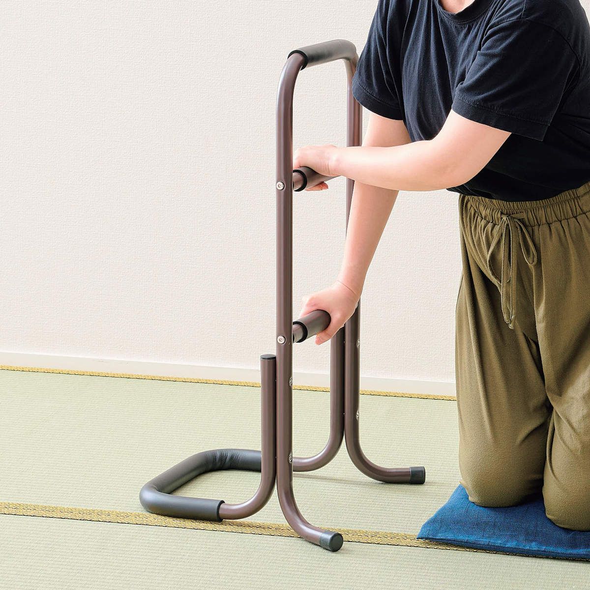 手すり 補助手すり 3段 立ち上がりサポートスタンド 完成品 （ 立ち上がり用 玄関 介護用品 補助 ...
