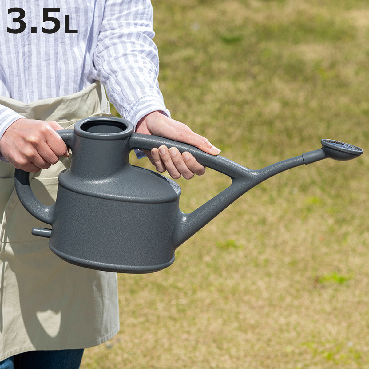 サイズ約 幅52×奥行16.4×高さ23.5（cm）重量約 320g容量約 3.5L内容量1個材質本体：ポリエチレンはす口：ポリエチレン・ステンレス鋼生産国中国製区分返品・キャンセル区分（小型商品）ギフトラッピングページを見る●植物をいたわりながら、やさしく水やりができるジョーロです。●錆びに強いステンレス製のはす口で、丈夫で長く使えます。●ダブルハンドルで両手で持ちやすく、たっぷりの水も安定して運べます。●ハイネック注水口で、水を入れて持ち運ぶときもこぼれにくいです。●はす口を外せば、水さしとしても使い分けられます。●外したはす口は本体に取り付けておけるので、紛失防止にも役立ちます。おすすめポイント植物にやさしいふんわりシャワー植物をいたわりながら水やりができる、丈夫で長く使えるジョーロです。錆びに強いステンレス製のはす口から、ソフトで広がりのあるシャワーが出るので、鉢植えや花壇の水やりに活躍します。両手でしっかり持てるダブルハンドル前後にハンドルが付いているので、たっぷり水を入れたときも両手で持ちやすく、安定して水やりができます。商品詳細水がこぼれにくいハイネック注水口注水口が高く設計されているので、水を入れて持ち運ぶときもこぼれにくく、快適に水やりを始められます。はす口を外して水さしにもはす口を取り外せば、水さしとしても使えます。植物の種類や水やりの場所に合わせて使い分けられます。はす口の紛失を防ぐ収納機能取り外したはす口は本体に取り付けておけるので、置き場所に困りにくく、紛失防止にも役立ちます。関連キーワード：お洒落 オシャレ プレゼント ギフト 新築祝い 引っ越し祝い 誕生日 母の日 ディスプレイ 店舗 お店 かわいい かっこいい お花 ガーデン エクステリア インテリア インテリア用品 お部屋 インテリア雑貨 ガーデン雑貨 ガーデンインテリア おうち時間 おすすめ オススメ 便利 リッチェル ベランダ 花壇 ガーデン用品 関連商品はこちらじょうろ スラック ジョーロ 5L スリム 3,600円じょうろ スラック ジョーロ 8L スリム 4,550円じょうろ スラック ジョーロ 5L 8L スリ3,600円～ジョウロ ミニじょうろ N 1.5L 958円ジョウロ ハスの実 農薬散布用 6型 458円ジョーロ パティオ シャワージョウロ 水差し 1,760円ジョーロ おしゃれ 3.8L じょうろ 3.84,950円ジョーロ おしゃれ 2.2L じょうろ 2.24,290円じょうろ 8型 8L トンボ ファーム ジョウ1,770円ジョーロ ガーデンジョウロ 6L 1,980円じょうろ 散水トタンジョーロ 6L 2,920円じょうろ 散水トタンジョーロ 9L 3,420円