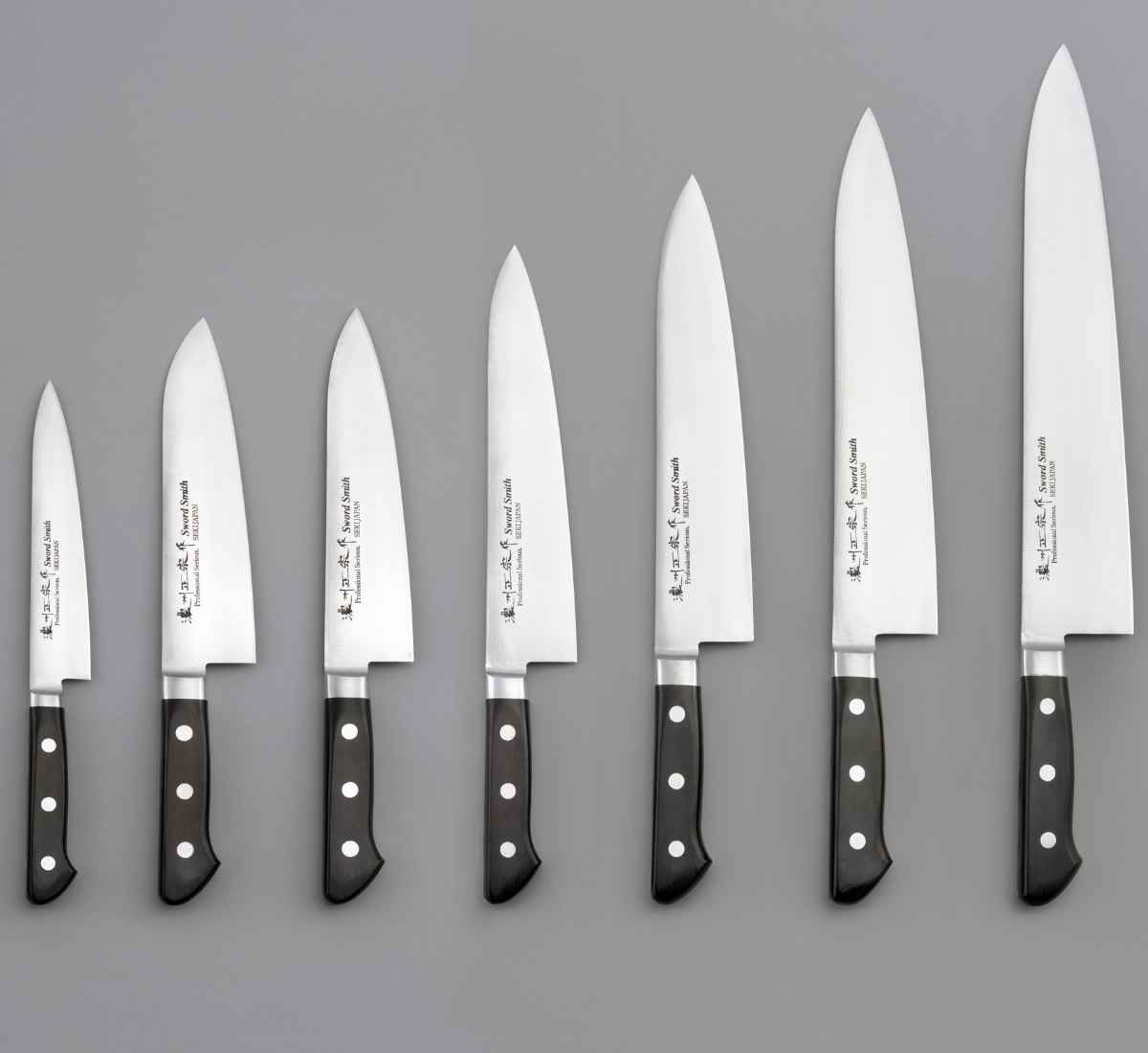 お弁当グッズのカラフルボックスの牛刀 刃渡り180mm 濃州正宗作 プロフェッショナル8A （ 送料無料 万能包丁 文化包丁 三徳包丁 料理包丁 洋包丁 日本製 18センチ AUS-8 モリブデン鋼 切れ味抜群 キッチンナイフ キッチンツール ） 【3980円以上送料無料】｜アングル3