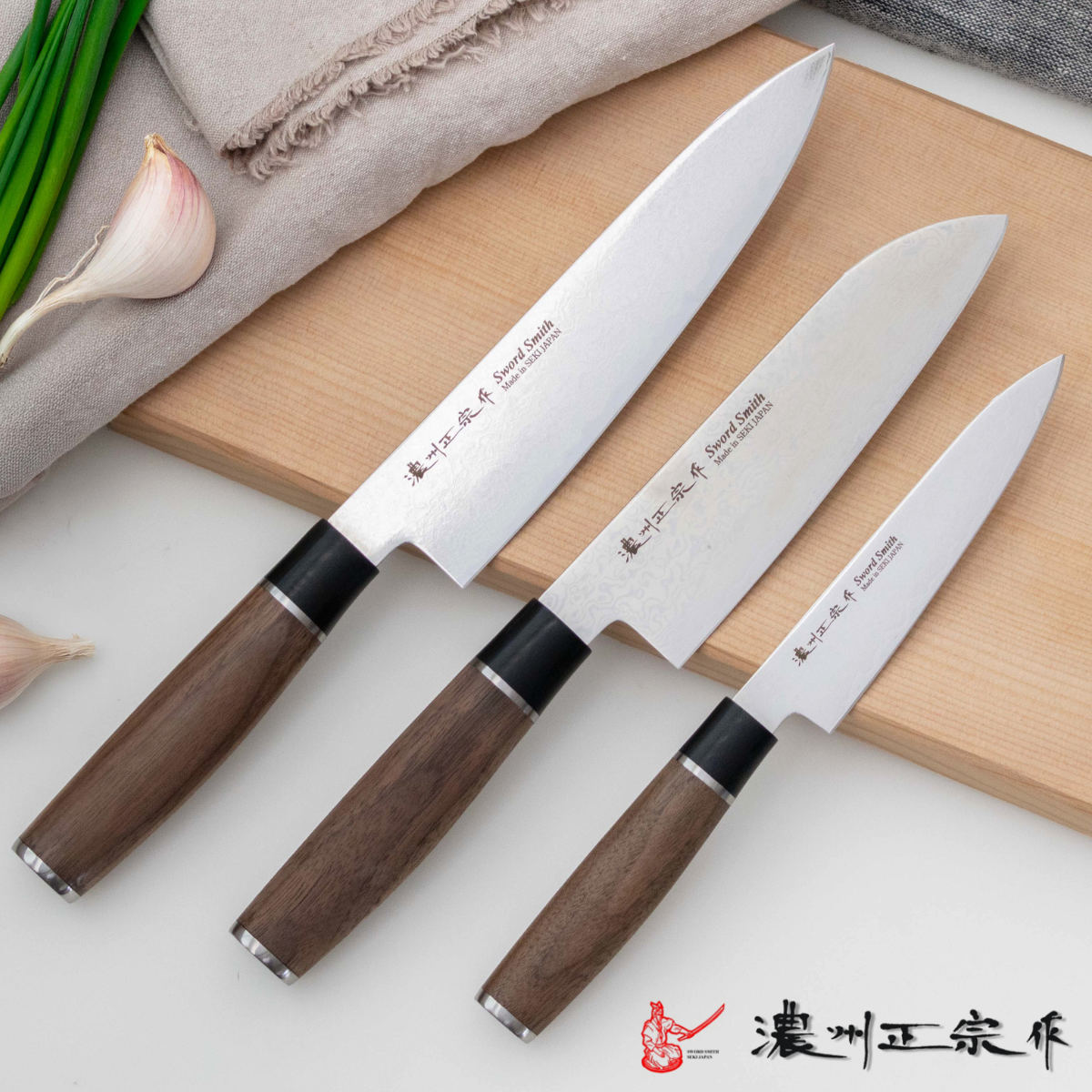 サイズ【ペティナイフ】約 幅2×奥行25.9×高さ3（cm）刃渡り：約 13cm刃厚：約 1mm【三徳包丁】約 幅2.4×奥行31.5×高さ4.5（cm）刃渡り：約 17cm刃厚：約 1mm【牛刀】約 幅2.4×奥行34.5×高さ4.5（cm）刃渡り：約 20cm刃厚：約 1mm重量【ペティナイフ】約 83g【三徳包丁】約 160g【牛刀】約 166g内容量1本材質刃部：ダマスカス鋼（ステンレス）柄部：ウォルナット材生産国日本製食器洗い乾燥機使用不可備考両刃区分返品・キャンセル区分（不可）ギフトラッピングページを見る包丁 ペティナイフ 三徳包丁 牛刀 13cm 17cm 20cm 濃州正宗 和包丁 鍛接ダマスカス鋼 天然木 日本製おすすめポイント料理の質を高める抜群の切れ味見た目にも美しい波紋模様が特徴の、ダマスカス包丁です。硬度の高い金属から柔軟性のある金属、異なる性質のステンレス鋼を何層にも重ねて鍛造されるダマスカス鋼の刃は、薄くても折れにくい頑丈さを兼ね備えています。極限まで薄く加工された刃の圧倒的な切れ味の良さが、毎日のお料理の質を高めます。商品詳細【ペティナイフ】　刃渡り約13cm小回りの利くペティナイフです。軽量コンパクトで扱いやすく、フルーツや付け合わせのお野菜など、ちょっとした場面で便利に活躍します。【三徳包丁】　刃渡り約17cm一本あると安心の、三徳包丁。肉、魚、野菜と、その名の通り様々な食材のカットに対応する万能包丁です。【牛刀】　刃渡り約20cm刃が細長く、大きな食材の切り分けや、引き切り、細部のスライスにも対応できるため、より本格的なお料理を楽しみたい方におすすめの包丁です。利き手を選ばず扱いやすい　両刃包丁日常使いにおすすめの、両刃包丁です。左右均等に力が加わるため、技術いらずで食材をきれいにカットできます。手に馴染みのよい天然木ハンドルハンドル素材には水に強いとされるウォルナット材を使用しています。湿気による歪みや割れが生じにくく、なめらかな握り心地。角がなく丸みを帯びた形で、やさしく手に馴染みます。商品ラインナップ関連キーワード：130mm 170mm 200mm 130ミリ 170ミリ 200ミリ 庖丁 洋包丁 ほうちょう ミルフィーユ包丁 3徳包丁 三徳庖丁 牛刀包丁 シェフ包 料理庖丁 万能庖丁 文化庖丁 万能ナイフ ダマスカス模様 小回りがきく 小さめ 小さい サブ 刃物 使いやすい 扱いやすい よく切れる 人気 便利 おすすめ 調理用品 料理道具 下ごしらえ用品 台所用品 キッチングッズ キッチンアイテム キッチン小物 キッチン雑貨 調理器具 キッチンツール キッチン用品 実用的 おしゃれ ギフト プレゼント かっこいい スタイリッシュ LH277関連商品はこちら包丁 ペティナイフ 三徳包丁 牛刀 12cm 6,480円～ペティナイフ 13cm 濃州正宗 和包丁 鍛接10,800円三徳包丁 17cm 濃州正宗 和包丁 鍛接ダマ14,800円牛刀 20cm 濃州正宗 和包丁 鍛接ダマスカ15,800円三徳包丁 17cm 鍛接ダマスカス鋼 69層 13,280円ペティナイフ 13cm 濃州正宗 鍛接ダマスカ6,480円三徳包丁 17cm 濃州正宗 鍛接ダマスカス鋼10,800円三徳包丁 17cm 木柄 鍛接ダマスカス鋼 611,980円ペティナイフ 13.5cm 木柄 鍛接ダマスカ8,980円牛刀 20cm 濃州正宗 鍛接ダマスカス鋼 六11,800円ペティナイフ 15cm ステンレス製 鍛接ダマ8,180円包丁 曜 たくみ ダマスカス 日本製 12,100円～