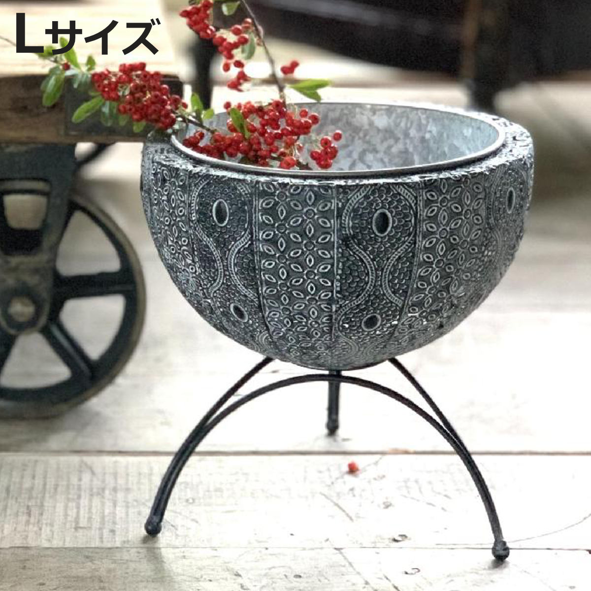 サイズ約 高さ31（cm）直径：約 30（cm）脚の高さ：約12.5（cm）内容量1個材質アイアン区分返品・キャンセル区分（不可）ギフトラッピングページを見る●北欧デザインを思わせる洗練された雰囲気で、植物やインテリアアイテムをおしゃれに引き立てます。●ほどよく高さがあることで植物に立体感が生まれ、複数並べれば、奥行きのあるディスプレイも楽しめます。●内ポケットは取り外せるため、お手入れが簡単です。おすすめポイント繊細な花柄模様が美しいアイアン製ポット L北欧デザインを思わせる洗練された佇まいで、植物やインテリアアイテムを引き立てます。ほどよく高さがあることで植物に立体感が生まれ、見栄えもアップ。複数並べれば、奥行きのあるディスプレイも楽しめます。花柄×アイアンが生む上質な存在感個性的な花柄模様とアイアンの質感が空間にほどよいアクセントを添え、シンプルなお部屋にも自然に調和します。商品詳細取り外せてお手入れ簡単内ポケットは取り外せるため、お手入れが簡単です。サイズ違いで空間に奥行きをプラスシリーズでサイズ違いを並べれば、統一感と奥行きのある演出を楽しめます。商品画像シリーズ紹介脚付きポットSサイズ脚付きポットLサイズ【▲このページの商品】バスケットスタンドSサイズバスケットスタンドLサイズ関連キーワード：インテリア アイアンポット 鉢置き台 鉢置き 丸 丸形 円 円形 円型 サークル 鉢スタンド 雑貨 棚 ディスプレイ テーブル 植物棚 植物ラック テーブル鉢置き 鉢台 ポットスタンド プランター ラック ガーデンラック 園芸用品 ガーデニング用品 アイアン製 コンパクト フラワーポット 植木鉢 鉢 置き 庭 お庭 玄関 お部屋 屋内 ベランダ テラス エントランスガーデニング オシャレ アンティーク アンティーク加工 インテリア雑貨 サボテン 多肉植物 グリーン お花 ガーデン雑貨 ガーデン ガーデンインテリア おうち時間 おすすめ オススメ LH21232 関連商品はこちら花台 SCADINAVIAN メタルフラワー脚4,400円花台 SCADINAVIANメタルフラワー バ6,380円花台 SCADINAVIANメタルフラワー バ5,280円花台 フラワースタンド 11,880円花台 フラワースタンド 4,780円花台 フラワースタンド 5,480円フラワースタンド メリオル ラウンドラック 25,300円フラワースタンド メリオル スクエアラック 15,180円花台 メリオル ディスプレイスタンド L 6,050円鉢カバー プラントホルダー 5,580円鉢カバー プラントホルダー 5,580円鉢カバー プラントホルダー 5,280円