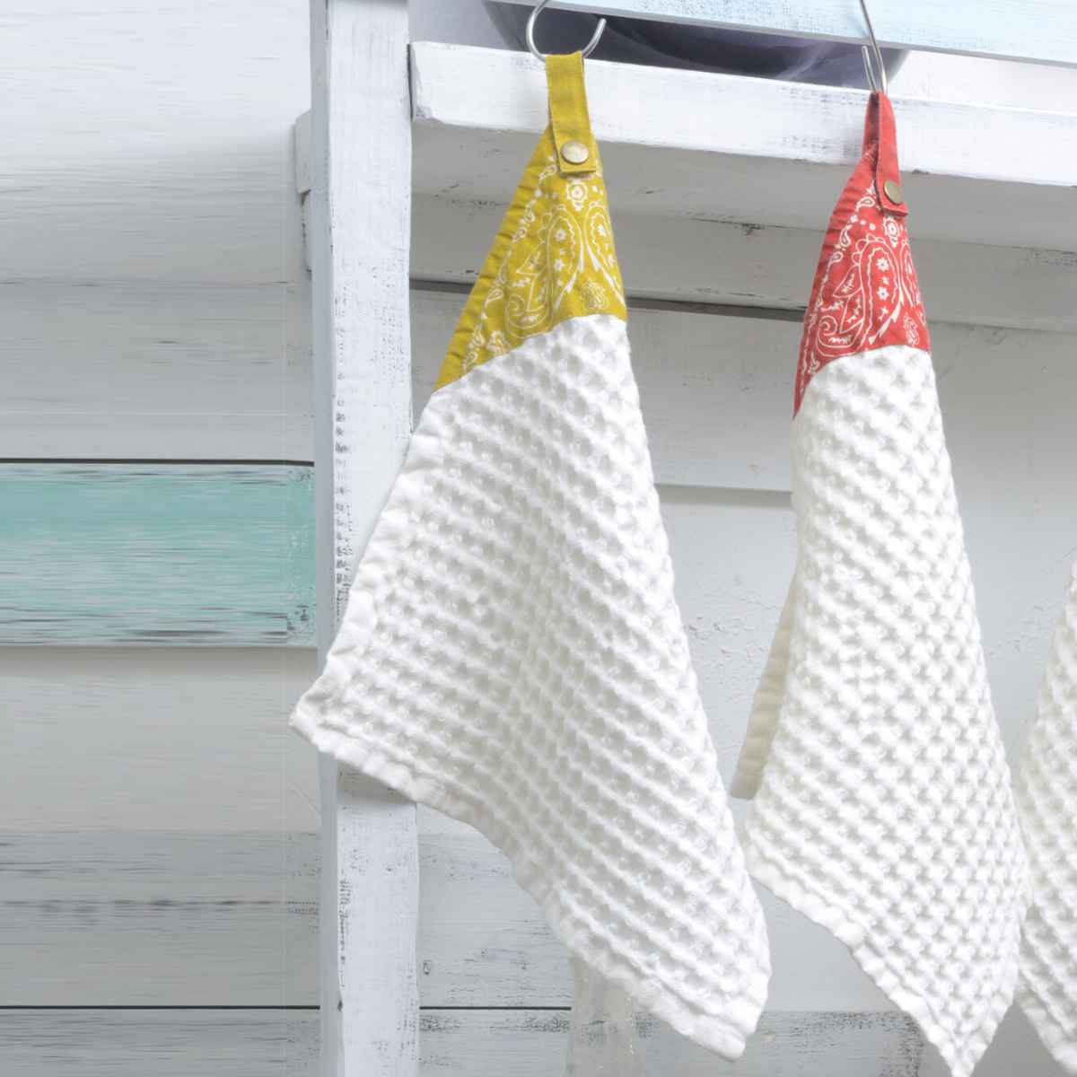 キッチンクロス 綿100％ 正方形 30cm バンダナ柄 カルカ ANDPACKABLE （ アンドパッカブル 布巾 ふきん フキン 食器拭き キッチンタオル ディッシュクロス ワッフルクロス 吸水 台拭き シンク周り キッチン雑貨 紐付き ） 【3980円以上送料無料】