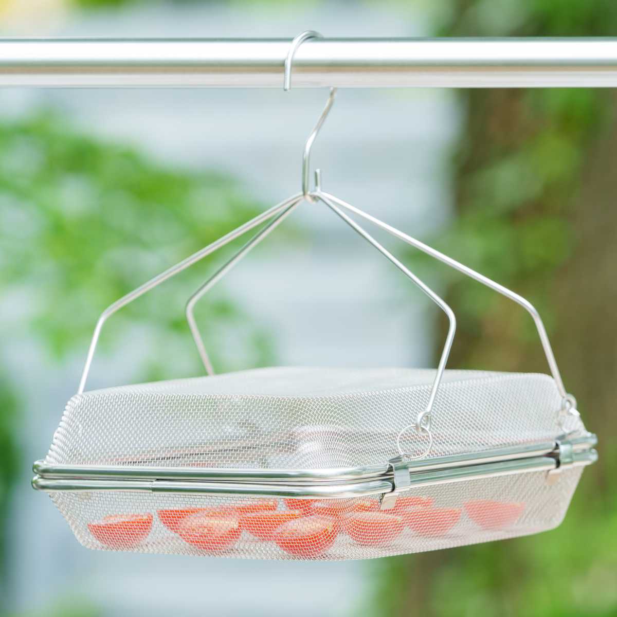 干しかご 角型 暮らし良い道具 ステンレス角型干しかご （ 送料無料 干し網 干しざる 干しザル 平型ざる 平型ザル ざる ザル 天日干し 吊り下げ 干し野菜 干物 一夜干し 簡単 便利 自家製 キッチンツール 日本製 ） 【3980円以上送料無料】のサムネイル