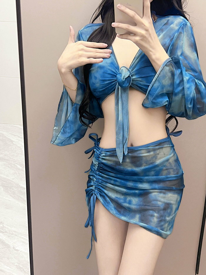 商品詳細 特徴 【全身セットで徹底カバー】A字型のワンピースデザインが体型をカバーしてお尻とお腹周りを隠しつつ、パンツ付きも安心感がある。夏の眩しい太陽の下でも安心、日焼け防止効果も期待できるワンピース水着です。 【日焼け・肌荒れ対策・着心地いい】:安心のUPF50+(肌に有害な紫外線を98%以上カット)生地使用。擦り傷の予防や、虫刺され・クラゲ対策にもお役立てください。上質なポリエステル生地を採用しており、柔らかな肌触りと滑らかな質感を実現します。 「マルチに使える万能ウェア」水陸両用生地だから、水着としてはもちろん、ヨガ、ピラティス、マリンアクティビティにぴったり！スタイルサポート・通気性◎速乾生地・滑らかな肌触り。などの様々なシーンで大活躍♪♪着こなし自由自在！ 素材 ポリエステル サイズ S対応身長150～160cm 体重40～45kg ブラカップ75BC/80ABC M 対応身長155～165cm 体重45～50kg ブラカップ75BC/80ABC L 対応身長160～170cm 体重50～55kg ブラカップ80BC85AB XL 対応身長165～175cm 体重55～60kg ブラカップ80ABC/85AB 原産国 中国製 ご注意点 ●実寸はメジャー採寸の為、若干の誤差が生じる場合があります。 ●色合いはモニター環境により若干の誤差が出ます。