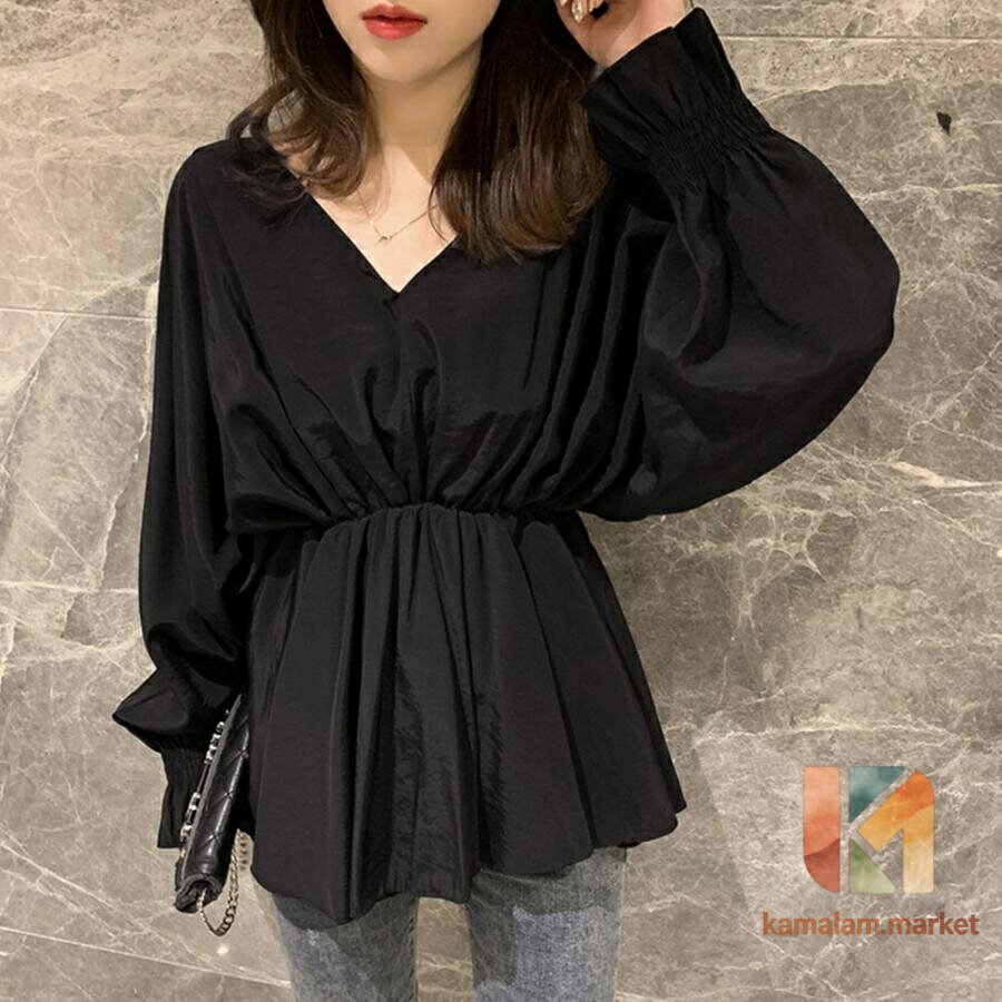 素材：ポリエステル70％+綿30％ カラー：ホワイト/ブラック/ダークグレー サイズ：M/L/XL [M]着丈:約63cm 肩幅:約35cm 袖丈:約60cm ゆき:約77.5cm [L]着丈:約66cm 肩幅:約35cm 袖丈:約60cm ゆき:約77.5cm [XL]着丈約69cm 肩幅:約37cm 袖丈:約65cm ゆき:約83.5cm 胸囲(全サイズ):フリー 裏地：なし 伸縮性：なし 透け感：ホワイトのみややあり キャンディースリーブ ペプラム ブラウス 春夏 着やせ 長袖 パフスリーブ おしゃれ ゆったり 通勤 大人エレガント てろっとした落ち感のある柔らかな素材がフェミニンな新作ブラウスが入荷しました。 デコルテラインをすっきりと魅せられ、で落ち着いた雰囲気を出してくれます。 裾が広がるデザインで、パンツ、デニムと合わせてカジュアルコーデがおすすめです。 カジュアルながらも大人な品のあるブラウスで、さまざまな場面で着用可能です?