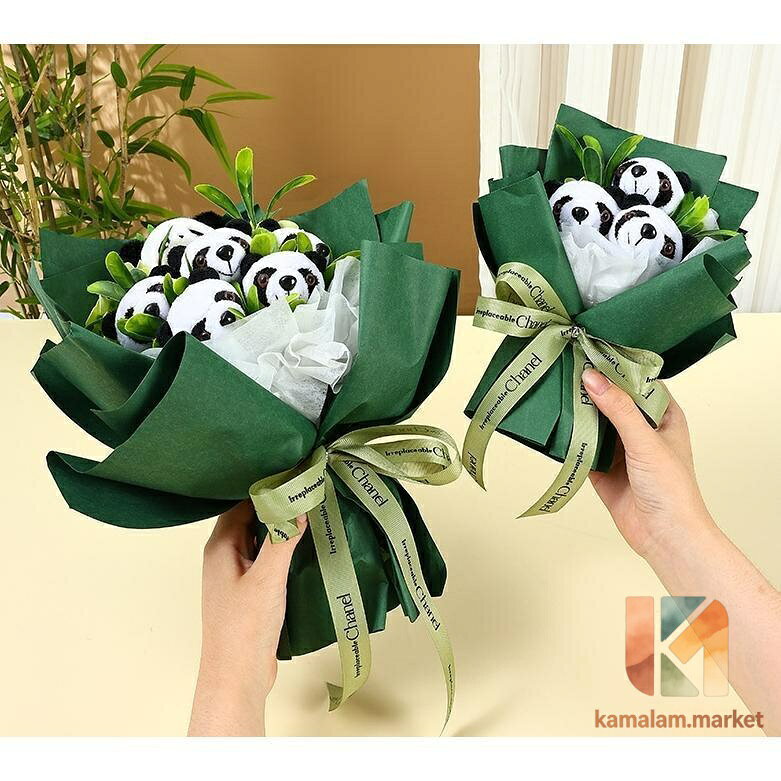 永生花 ソープフラワー ギフト　パンダ 枯れない花 ローズ 造花 パンダ入り 花束 プレゼントバラ バレンタイン 母の日 お祝い 誕生日 結婚記念日 卒業式 POINT もらってうれしい　プチギフト パンダ入り花束ギフトです。 大切な方にへの、感謝の気持ちを伝えるぎふとにいかがでしょう。 ※メッセージカードの作成には対応しておりません。 ※写真のカラーはイメージとなります。 ご覧になっている画面の明るさ等により、実際の商品と多少色味が異なる場合がございます。 色味が異なる、臭いなどの理由の交換、返金はお受けできません。ご了承くださいませ。 ※機械による生産過程におきまして、どうしても生地を織る際の糸の継ぎ目や多少のほつれ、または色ムラなどが生じている場合がございます。 こんな時のギフトに お誕生日プレゼント 開店祝い 新築祝い 結婚祝い 結婚記念日 出産祝い 歓送迎会 記念品 卒業祝い 入学祝い 退職祝い 送別会 内祝い お見舞い お返し 自宅用 贈答用 記念日 母の日 父の日 敬老の日 お中元 お歳暮 クリスマス バレンタインデー ホワイトデーなどのフラワーギフトに適 メーカー希望小売価格はメーカーサイトに基づいて掲載しています