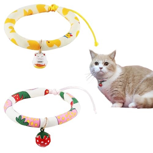 2個パックの鈴付き猫用首輪、柔らかい丸型デザイン、安全な分離式バックル付き、静かでストレスフリーな着脱、日本風スタイルの猫鈴、かわいいイチゴ型ベル、黄色いアヒル柄・ピン
