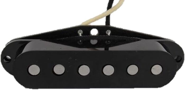 商品情報商品情報人気のあるストラトキャスター用ピックアップです。音の立ち上がりが速くバランスの取れた伸びやかなサウンド、ピックアップカバーブラックタイプ。フロント、ミドル、リア兼用。抵抗値:6.4KΩ注意事項モニターの発色具合により、実際のものと色が異なる場合がございます。エレキギター ピックアップ (ブラックカバー）WEC-01/SS CoverBlackType WildEastPickup エレキギター ピックアップ (ブラックカバー）WEC-01/SS CoverBlackType WildEastPickup 5
