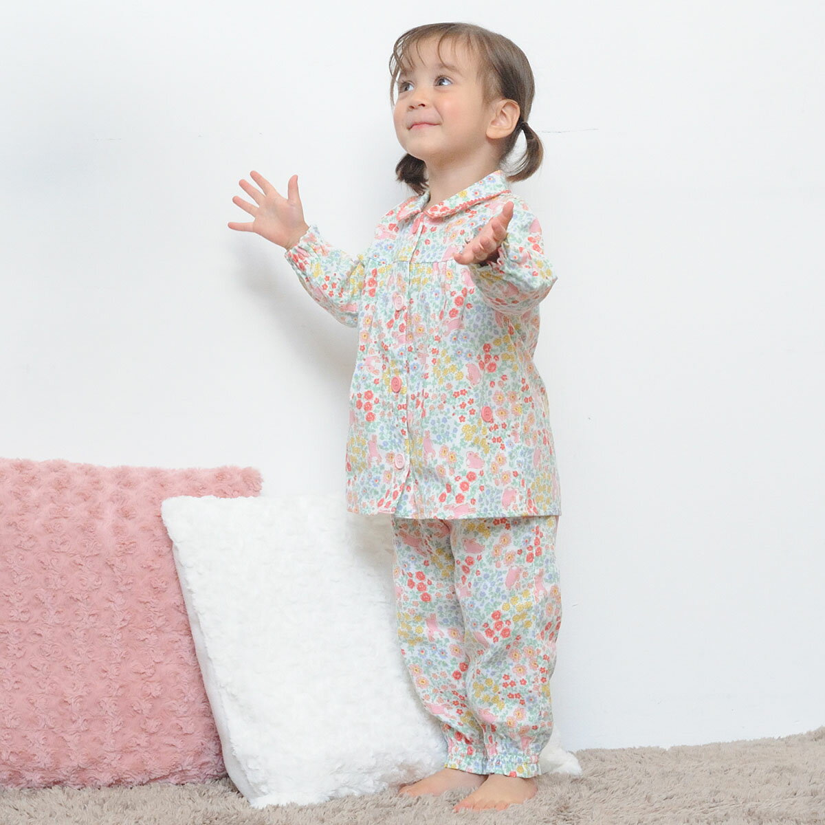 【20％OFF】《コンビミニ》前開きガーゼパジャマ(花うさぎ) : 女の子 80cm 90cm 100cm 110cm 120cm 130cm 140cm | 服 ベビー 子供 子ども こども 春 ブランド キッズ 長袖 幼児 女児 上下セット 綿100 ダブルガーゼ ボタン 練習 花柄 ルームウェア