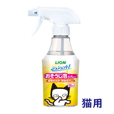 スプレーしてサッとふくだけ。 猫の汚れまとめてお掃除。 ・オシッコ・ウンチ・おうと物の汚れやニオイもスッキリ落とせます。 ・トイレ容器のスノコやトレー部分にも。 ・『ニオイをとる砂』共同開発の消臭力。 ・猫のオシッコ特有のニオイを99.9％協力消臭＊1。 ・植物性洗浄・除菌成分配合。 ・99％除菌・ウイルス除去＊2。 ・ペットに安心設計（皮ふ刺激性なし判定処方＊3）。 ・さわやかなウッディーグリーンの香り(微香性)。 ＊1　アンモニアに対する消臭率（第三者機関調べ）。 ＊2　すべての菌・ウイルスを除去するわけではありません（エンベロープ型ウイルス1種で確認）。 ＊3　モデル皮ふ刺激性試験結果。すべてのベットに刺激がないわけではありません。 用途 ・トイレ周り、床、ケージなどのペットの生活場所や、ペット用品の汚れ・ニオイのふきとりに。 ・トイレ容器等の水洗い時に。 表示成分：水、エタノール、pH調整剤、洗浄剤、さとうきび抽出エキス、除菌剤、香料、柿渋エキス 容量 ：270ml 原産国：日本 　　その他の 『ライオンお掃除用品』は、 こちら