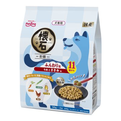 懐石 彩膳 11歳から 牛肉とささみ味 牛肉トッピングとささみトッピングがそれぞれ練りこまれた「牛肉粒」と「ささみ粒」。ささみ粒は噛みやすいふんわり設計。オリゴ糖が腸内フローラを整え、健康を維持することにより免疫力を保つ。 ＜商品の特徴＞ 【無着色】この製品は、ペットフード公正取引協議会の定める分析試験の結果、「総合栄養食/成犬期用」の基準を満たすことが証明されています。 ■半生タイプ。素材いろいろ！栄養バランスごはん ■牛肉粒、ささみ粒、野菜粒。こだわりの素材を練りこみました ■着色料・発色剤無添加 ■おやつにも、トッピングにも、お出かけにも、便利な少量分包50g×4袋 ■免疫力の維持 ◇オリゴ糖が腸内フローラを整え、健康を維持することにより免疫力を保つ ■お腹の健康維持 ◇お腹の善玉菌を増やすフラクトオリゴ糖を配合 ■毛並の健康維持 ◇DHA・EPAを含むフィッシュオイルを配合 ■老齢期のための健康設計 ◇抗酸化成分(ビタミンB群・E)強化130%* *懐石 彩膳 1歳から 牛肉と砂肝味比(カロリー当たり) ■ふんわりやわらか設計 ◇ふんわりささみ粒を配合 ＜成分（重量パーセントまたは1kg中の含有量）＞ たんぱく質：14.5%以上 脂質 ：6.5%以上 粗繊維：3.0%以下 灰分：7.0%以下 水分：40.0%以下 カルシウム：0.8%(標準値) リン ：0.7%(標準値) ナトリウム：0.5%(標準値) DHA+EPA：1200mg(標準値) 代謝エネルギー：約250kcal/100g ＜原材料＞ 穀類(小麦粉、小麦グルテン)、肉類(鶏肉、鶏ささみ、牛肉)、豆類(脱脂大豆)、糖類(砂糖、オリゴ糖)、油脂類(動物性油脂、フィッシュオイル：DHA・EPA源、植物性油脂、アマニ油)、ビール酵母、野菜類(にんじんパウダー、大麦若葉パウダー)、プロピレングリコール、グリセリン、リン酸塩(Na)、セレン酵母、ビタミン類(A、D3、E、B1、B2、パントテン酸、ナイアシン、B6、葉酸、B12、コリン、イノシトール)、ミネラル類(カルシウム、リン、ナトリウム、塩素、鉄、銅、亜鉛、ヨウ素)、保存料(ソルビン酸カリウム)、酸化防止剤(ビタミンC)、膨張剤