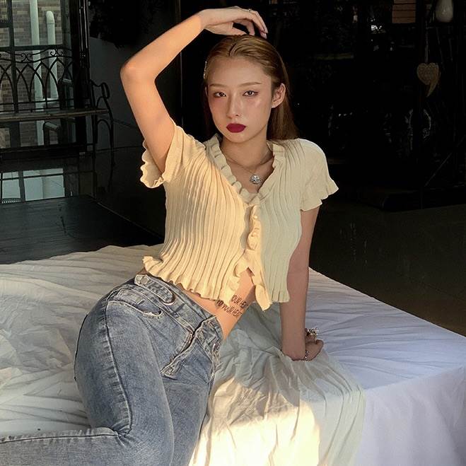 クロップド丈 クロップド トップス ブラウス カーディガン ミニ ミニ丈 袖あり 半袖 Vネック スリム タイト 細身 フリル かわいい 大人可愛い シンプル カジュアル おしゃれ お洒落 大人可愛い 大人女子 こなれ感 ラフ ラブリー キュート ガーリー ルーズ 個性的 主役級