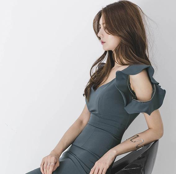 ドレスワンピース 膝丈 ひざ丈 膝下 袖あり 長袖 フレア 襟なし タイト 細身 フリル かわいい 大人可愛い きれいめ シンプル カジュア..