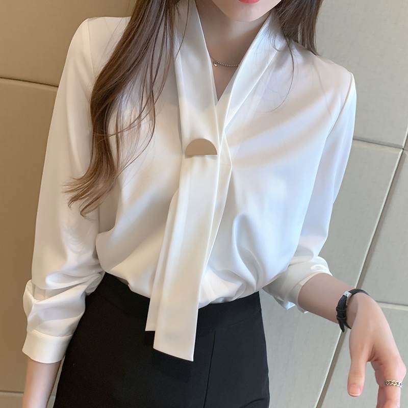ネクタイ風 トップス シャツ ブラウス 袖あり 長袖 襟なし かわいい 大人可愛い きれいめ シンプル カジュアル 大人 上品 おしゃれ お洒落 かっこいい レトロ 大人可愛い 大人女子 こなれ感 ラフ セクシー エレガント 主役級 存在感 フォーマル とろみ感 抜け感 無地 春 夏