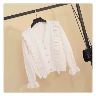 フリルがかわいいニットカーディガン女性らしさもあるキュートな一枚です色展開 レッド ホワイトサイズ S M L XLサイズ(cm)S /着丈 54 /バスト 92 /肩幅 36 /袖丈 57M /着丈 55 /バスト 94 /肩幅 37 /袖丈 58L /着丈 56 /バスト 98 /肩幅 38 /袖丈 59XL /着丈 57 /バスト 102 /肩幅 39 /袖丈 61 《商品について》※当ショップは海外からのノーブランド商品になります。海外製品のため日本商品に比べ品質が劣る場合がございます。糸のほつれ、多少の汚れやシミ、ファスナーが固い、デザインの若干の違いなどは不良品には該当しませんのでご了承ください。お手持ちの携帯やPCの画面設定の影響により、実物と色味が異なって見える場合がございます。※当ショップはお客様より注文を確認した上でメーカーに発注しておりますので返品、交換は出来かねます。ご了承下さいませ。《発送について》商品は海外倉庫からの取り寄せとなります。注文が入り次第お取り寄せの準備を行っております。ご入金確認後、お届けまでに「2-4週間」のお時間がかかります。ご注文が集中した場合などは通常よりもお時間がかかってしまう場合もございます。複数点ご注文の場合、分納でお届けする場合がございます。欠品や商品の不具合などにより、商品をお届けすることができず、ご注文をキャンセルさせていただく場合もございますのでご了承ください。※当ショップの商品はお取り寄せ商品につき、入金確認後メーカーへ発注させて頂きます。※メーカーにて在庫切れの場合は、速やかに返金させて頂きます。《返品について》ご注文完了後のキャンセルやサイズなどの内容変更は承っておりません。注文時によくご確認ください。ご注文確定時に売買契約が履行されておりますのでそのままお受け取りいただけますようお願い致します。通信販売は特定商取引法によりクーリングオフが適用されませんのでご注意下さい。商品に欠陥がある場合を除き、返品や交換はお受けしておりません。サイズ変更、カラー、イメージが違う、実寸が違うなどの返品、交換もお受けしておりません。返品・交換の手続きお届けした商品の欠陥、異なる商品が届いた際は商品お届け後5日以内にご連絡を頂いた場合に限り返品・交換をさせていただきます。*以下の場合は返品・交換はお受けできません。・お客様都合の返品・交換（カラー・サイズなど）・使用済み、お直し済み、洗濯、クリーニングされた商品。・タグが欠品、外れている商品・お客様のもとでニオイが付着、汚れ、キズなどが生じた商品。・お受け取りから5日以上経過した商品。・指定の返送先に返送されなかった場合。商品のお受け取りについて商品発送後、配送業者での保管期間を経過しこちらへ商品が戻った際の再送については着払配送のみ再送の手配を承ります。お客様都合によるお届けでないご注文は当店に返却され5日間の待期期間経過後にキャンセル手続きを行い、ご注文金額の50%を請求させていただきます。最後までご覧くださり、ありがとうございました。cts005352 フリル付きカーディガン 袖あり 長袖 襟なし 前開き かわいい きれいめ シンプル カジュアル 大人 上品 おしゃれ お洒落 大人可愛い 大人女子 こなれ感 ラフ ラブリー キュート ガーリー 主役級 とろみ感 抜け感 無地 春 秋 冬 オールシーズン シーズンレス 誕生日 10代 20代 30代 40代 50代 60代 レディース 女性用 オフィス OL 学生 デート お出かけ 女子会 お泊まり パーティー イベント リゾート 旅行 海 プール 高原 ホテル ガーデン 着回し 普段使い お揃い