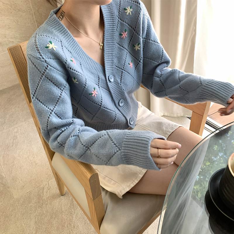 樂天商城 - トップス アウター カーディガン ミニ ミニ丈 ショート ショート丈 長袖 Vネック 襟なし スリム 刺繍 かわいい 大人可愛い きれいめ シンプル 大人 おしゃれ お洒落 大人可愛い 大人女子 こなれ感 ラフ 花柄 小花柄 春 10代 20代 レディース 女性用 ママ オフィス OL 学生