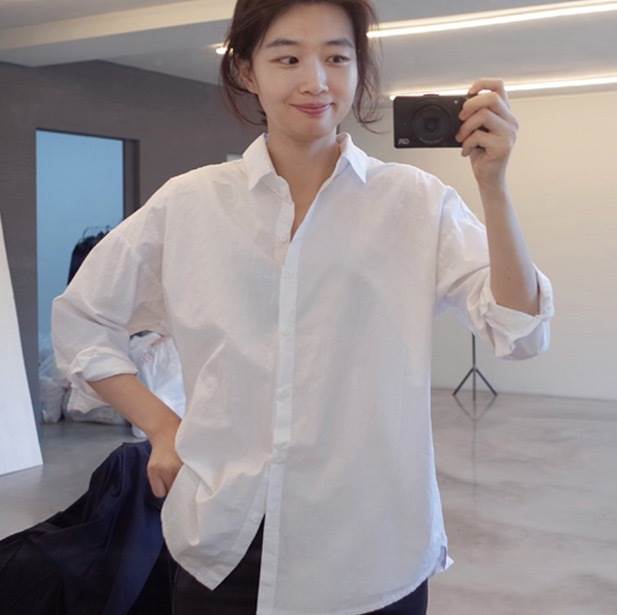 トップス シャツ ブラウス カットソー 白シャツ 白トップス ミディアム丈 袖あり 半袖 長袖 フレアスリーブ ホルンスリーブ 襟付き フレア セミフレア 細身 ストレート ワイド Aライン Iライン 切り替えデザイン スマート 刺繍 伸縮性 かわいい 大人可愛い きれいめ シンプル