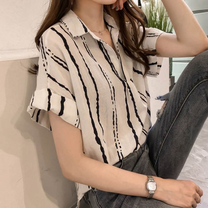 夏の時期に、さらっと着られるシャツ。シンプルなデザインなので、合わせやすい1着です。色展開 ホワイト イエロー ブルーサイズ M L XL 2XL 3XL 4XLサイズ(cm)M /バスト 98 /着丈 70L /バスト 104 /着丈 70XL /バスト 110 /着丈 712XL /バスト 116 /着丈 72.53XL /バスト 122 /着丈 744XL /バスト 128 /着丈 75.5 《商品について》※当ショップは海外からのノーブランド商品になります。海外製品のため日本商品に比べ品質が劣る場合がございます。糸のほつれ、多少の汚れやシミ、ファスナーが固い、デザインの若干の違いなどは不良品には該当しませんのでご了承ください。お手持ちの携帯やPCの画面設定の影響により、実物と色味が異なって見える場合がございます。※当ショップはお客様より注文を確認した上でメーカーに発注しておりますので返品、交換は出来かねます。ご了承下さいませ。《発送について》商品は海外倉庫からの取り寄せとなります。注文が入り次第お取り寄せの準備を行っております。ご入金確認後、お届けまでに「2-4週間」のお時間がかかります。ご注文が集中した場合など商品をお届けすることができず、ご注文をキャンセルさせていただく場合もございますのでご了承ください。複数点ご注文の場合、分納でお届けする場合がございます。欠品や商品の不具合などにより、商品をお届けすることができず、ご注文をキャンセルさせていただく場合もございますのでご了承ください。※当ショップの商品はお取り寄せ商品につき、入金確認後メーカーへ発注させて頂きます。※メーカーにて在庫切れの場合は、速やかに返金させて頂きます。《返品について》ご注文完了後のキャンセルやサイズなどの内容変更は承っておりません。注文時によくご確認ください。ご注文確定時に売買契約が履行されておりますのでそのままお受け取りいただけますようお願い致します。通信販売は特定商取引法によりクーリングオフが適用されませんのでご注意下さい。商品に欠陥がある場合を除き、返品や交換はお受けしておりません。サイズ変更、カラー、イメージが違う、実寸が違うなどの返品、交換もお受けしておりません。返品・交換の手続きお届けした商品の欠陥、異なる商品が届いた際は商品お届け後5日以内にご連絡を頂いた場合に限り返品・交換をさせていただきます。*以下の場合は返品・交換はお受けできません。・お客様都合の返品・交換（カラー・サイズなど）・使用済み、お直し済み、洗濯、クリーニングされた商品。・タグが欠品、外れている商品・お客様のもとでニオイが付着、汚れ、キズなどが生じた商品。・お受け取りから5日以上経過した商品。・指定の返送先に返送されなかった場合。商品のお受け取りについて商品発送後、配送業者での保管期間を経過しこちらへ商品が戻った際の再送については着払配送のみ再送の手配を承ります。お客様都合によるお届けでないご注文は当店に返却され5日間の待期期間経過後にキャンセル手続きを行い、ご注文金額の50%を請求させていただきます。最後までご覧くださり、ありがとうございました。cts006175 トップス シャツ ミディアム丈 袖あり 半袖 襟付き かわいい 大人可愛い シンプル カジュアル 大人 おしゃれ お洒落 レトロ アジアン エスニック エキゾチック 大人女子 柄 ストライプ 夏 秋 10代 20代 レディース 女性用 通勤 デート お出かけ 公園デビュー 女子会 休日 リゾート 旅行 海 ホテル ガーデン レストラン 普段使い サイズ M L XL 2XL 3XL 4XL 大きいサイズ 大きめ 色展開 白 ホワイト 青 ブルー 黄色 イエロー カラバリ