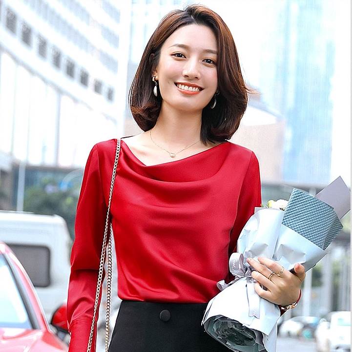 Long-Sleeved - きれいめ 上品 ドレープ ブラウス トップス プルオーバー 袖あり 長袖 ラウンドネック ボートネック ボタン カフス かわいい 大人可愛い シンプル 大人 おしゃれ 大人女子 こなれ感 ラブリー キュート モード系 エレガント モダン 主役級 存在感 フォーマル とろみ感 無地 春