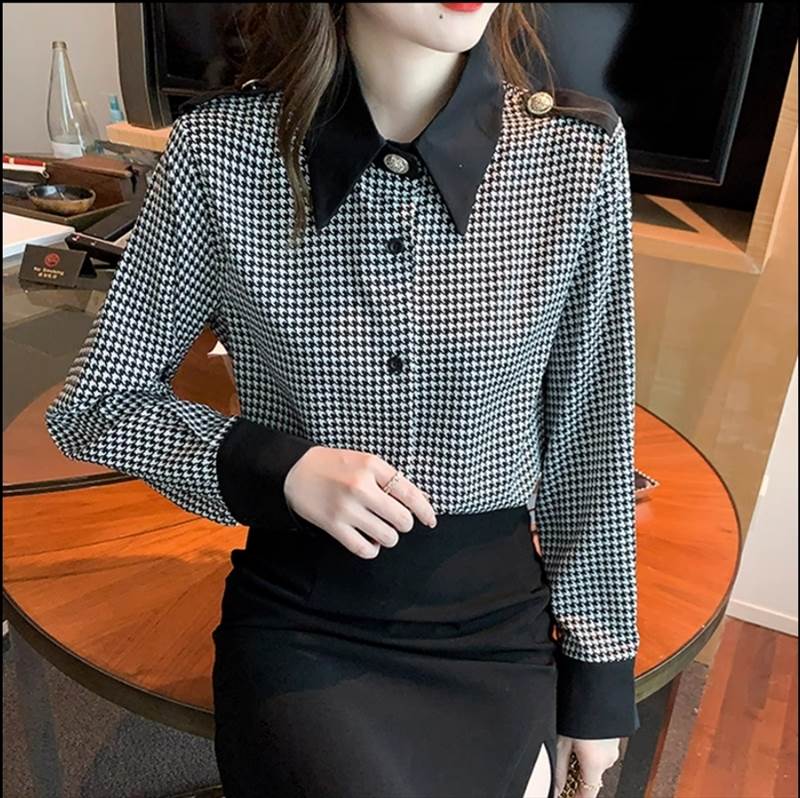 落ち着いた色使いが大人の女性にぴったりな、シックで上品な千鳥格子ブラウスです。普段の通勤スタイルから、オケージョンシーンでもOK。バイカラーの襟や肩ボタンもアクセントになり、存在感のある一枚です。色展開 千鳥格子柄サイズ S M L XL 2XLサイズ(cm)S /着丈 64 /肩幅 37 /バスト 96 /袖丈 55M /着丈 65 /肩幅 38 /バスト 100 /袖丈 56L /着丈 66 /肩幅 39 /バスト 104 /袖丈 57XL /着丈 67 /肩幅 40 /バスト 108 /袖丈 582XL /着丈 68 /肩幅 41 /バスト 112 /袖丈 59 《商品について》※当ショップは海外からのノーブランド商品になります。海外製品のため日本商品に比べ品質が劣る場合がございます。糸のほつれ、多少の汚れやシミ、ファスナーが固い、デザインの若干の違いなどは不良品には該当しませんのでご了承ください。お手持ちの携帯やPCの画面設定の影響により、実物と色味が異なって見える場合がございます。※当ショップはお客様より注文を確認した上でメーカーに発注しておりますので返品、交換は出来かねます。ご了承下さいませ。《発送について》商品は海外倉庫からの取り寄せとなります。注文が入り次第お取り寄せの準備を行っております。ご入金確認後、お届けまでに「2-4週間」のお時間がかかります。ご注文が集中した場合など商品をお届けすることができず、ご注文をキャンセルさせていただく場合もございますのでご了承ください。複数点ご注文の場合、分納でお届けする場合がございます。欠品や商品の不具合などにより、商品をお届けすることができず、ご注文をキャンセルさせていただく場合もございますのでご了承ください。※当ショップの商品はお取り寄せ商品につき、入金確認後メーカーへ発注させて頂きます。※メーカーにて在庫切れの場合は、速やかに返金させて頂きます。《返品について》ご注文完了後のキャンセルやサイズなどの内容変更は承っておりません。注文時によくご確認ください。ご注文確定時に売買契約が履行されておりますのでそのままお受け取りいただけますようお願い致します。通信販売は特定商取引法によりクーリングオフが適用されませんのでご注意下さい。商品に欠陥がある場合を除き、返品や交換はお受けしておりません。サイズ変更、カラー、イメージが違う、実寸が違うなどの返品、交換もお受けしておりません。返品・交換の手続きお届けした商品の欠陥、異なる商品が届いた際は商品お届け後5日以内にご連絡を頂いた場合に限り返品・交換をさせていただきます。*以下の場合は返品・交換はお受けできません。・お客様都合の返品・交換（カラー・サイズなど）・使用済み、お直し済み、洗濯、クリーニングされた商品。・タグが欠品、外れている商品・お客様のもとでニオイが付着、汚れ、キズなどが生じた商品。・お受け取りから5日以上経過した商品。・指定の返送先に返送されなかった場合。商品のお受け取りについて商品発送後、配送業者での保管期間を経過しこちらへ商品が戻った際の再送については着払配送のみ再送の手配を承ります。お客様都合によるお届けでないご注文は当店に返却され5日間の待期期間経過後にキャンセル手続きを行い、ご注文金額の50%を請求させていただきます。最後までご覧くださり、ありがとうございました。cts005505 レトロ 千鳥格子 トップス シャツ ブラウス 袖あり 長袖 襟付き 前開き ボタン留め 肩ボタン 大人可愛い きれいめ 大人 上品 おしゃれ お洒落 かっこいい エレガント 存在感 とろみ感 柄 格子柄 春 秋 オケージョン 20代 30代 40代 レディース ママ OL 通勤 デート イベント ホテル レストラン ファッション コーデ スタイル モテ プレゼント ギフト トレンド インスタ映え サイズ展開 S M L XL 2XL 小さいサイズ 大きいサイズ 黒 ブラック バイカラー モノトーン