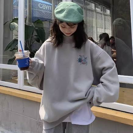 シンプルでありながら、ハイネックの存在感のあるトップスが登場しました。このアイテムは、大人可愛い雰囲気ときれいめなデザインが特徴です。カジュアルながらも上品さを演出できるため、オフィスやお出かけ、デートなど幅広いシーンで活躍します。特に注目すべきは、とろみ感のある素材と袖ありのデザイン。これらの要素が組み合わさり、一枚で着るだけでこなれたスタイリングが完成します。さらに、ハイネックデザインで首元をすっきり見せることができ、女性らしい華奢な首元を演出します。カラーバリエーションも充実しており、無地のデザインが豊富です。季節を問わずに着用することができ、10代から50代まで幅広い年齢層の方におすすめです。このトップスは、オフィスや休日の普段使いにもぴったりです。さらには、重ね着やお揃いのコーディネートにも活躍します。トレンドの韓国系ファッションにも合わせやすく、リゾートやホテル、ガーデンなどの場所でもおしゃれを楽しむことができます。あなたの大切なワードローブに、この一枚をぜひお迎えください。あなたのおしゃれの主役になること間違いなしです！色展開　グレー　ホワイトサイズ　M L XLサイズ(cm)M /着丈 68 /バスト 126 /肩幅 56 /袖丈 60L /着丈 70 /バスト 130 /肩幅 58 /袖丈 61XL /着丈 72 /バスト 134 /肩幅 60 /袖丈 62 《商品について》※当ショップは海外からのノーブランド商品になります。海外製品のため日本商品に比べ品質が劣る場合がございます。糸のほつれ、多少の汚れやシミ、ファスナーが固い、デザインの若干の違いなどは不良品には該当しませんのでご了承ください。お手持ちの携帯やPCの画面設定の影響により、実物と色味が異なって見える場合がございます。※当ショップはお客様より注文を確認した上でメーカーに発注しておりますので返品、交換は出来かねます。ご了承下さいませ。《発送について》商品は海外倉庫からの取り寄せとなります。注文が入り次第お取り寄せの準備を行っております。ご入金確認後、お届けまでに「2-4週間」のお時間がかかります。ご注文が集中した場合など商品をお届けすることができず、ご注文をキャンセルさせていただく場合もございますのでご了承ください。複数点ご注文の場合、分納でお届けする場合がございます。欠品や商品の不具合などにより、商品をお届けすることができず、ご注文をキャンセルさせていただく場合もございますのでご了承ください。※当ショップの商品はお取り寄せ商品につき、入金確認後メーカーへ発注させて頂きます。※メーカーにて在庫切れの場合は、速やかに返金させて頂きます。《返品について》ご注文完了後のキャンセルやサイズなどの内容変更は承っておりません。注文時によくご確認ください。ご注文確定時に売買契約が履行されておりますのでそのままお受け取りいただけますようお願い致します。通信販売は特定商取引法によりクーリングオフが適用されませんのでご注意下さい。商品に欠陥がある場合を除き、返品や交換はお受けしておりません。サイズ変更、カラー、イメージが違う、実寸が違うなどの返品、交換もお受けしておりません。返品・交換の手続きお届けした商品の欠陥、異なる商品が届いた際は商品お届け後5日以内にご連絡を頂いた場合に限り返品・交換をさせていただきます。*以下の場合は返品・交換はお受けできません。・お客様都合の返品・交換（カラー・サイズなど）・使用済み、お直し済み、洗濯、クリーニングされた商品。・タグが欠品、外れている商品・お客様のもとでニオイが付着、汚れ、キズなどが生じた商品。・お受け取りから5日以上経過した商品。・指定の返送先に返送されなかった場合。商品のお受け取りについて商品発送後、配送業者での保管期間を経過しこちらへ商品が戻った際の再送については着払配送のみ再送の手配を承ります。お客様都合によるお届けでないご注文は当店に返却され5日間の待期期間経過後にキャンセル手続きを行い、ご注文金額の50%を請求させていただきます。最後までご覧くださり、ありがとうございました。cts007230 トップス トレーナー スウェット 袖あり 長袖 ハイネック かわいい 大人可愛い きれいめ シンプル カジュアル 大人 おしゃれ お洒落 かっこいい レトロ こなれ感 メンズライク マニッシュ ボーイッシュ スポーティー 主役級 存在感 とろみ感 抜け感 無地 春 夏 秋 冬 10代 20代 30代 40代 50代 レディース 女性用 オフィス OL 通勤 デート お出かけ 女子会 お泊まり 休日 パーティー リゾート ホテル ガーデン 着回し 普段使い 重ね着 お揃い 双子 韓国 韓国系 2色展開