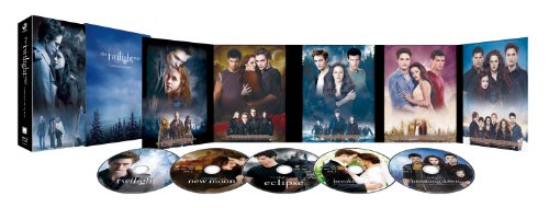 ご来店ありがとうございます。昭和・平成のCD、DVD、家電、音響機器など希少な商品も多数そろえています。レコード、楽器の取り扱いはございません。掲載していない商品もお探しいたします。映像商品にはタイトル最後に[DVD]、[Blu-ray]と表記しています。表記ないものはCDとなります。お気軽にメールにてお問い合わせください。トワイライト・サーガ COMPLETE Blu-ray BOX【メーカー名】角川書店【メーカー型番】【ブランド名】【商品説明】トワイライト・サーガ COMPLETE Blu-ray BOX・中古品（ユーズド品）について商品画像はイメージです。中古という特性上、使用に影響ない程度の使用感・経年劣化（傷、汚れなど）がある場合がございます。商品のコンディション、付属品の有無については入荷の度異なります。また、中古品の特性上、ギフトには適しておりません。商品名に『初回』、『限定』、『〇〇付き』等の記載がございましても、特典・付属品・保証等は原則付属しておりません。付属品や消耗品に保証はございません。当店では初期不良に限り、商品到着から7日間は返品を受付けております。注文後の購入者様都合によるキャンセル・返品はお受けしていません。他モールでも併売している商品の為、完売の際は在庫確保できない場合がございます。ご注文からお届けまで1、ご注文⇒ご注文は24時間受け付けております。2、注文確認⇒ご注文後、当店から注文確認メールを送信します。3、在庫確認⇒新品、新古品：3-5日程度でお届け。※中古品は受注後に、再検品、メンテナンス等により、お届けまで3日-10日営業日程度とお考え下さい。米海外倉庫から取り寄せの商品については発送の場合は3週間程度かかる場合がございます。　※離島、北海道、九州、沖縄は遅れる場合がございます。予めご了承下さい。※配送業者、発送方法は選択できません。お電話でのお問合せは少人数で運営の為受け付けておりませんので、メールにてお問合せお願い致します。お客様都合によるご注文後のキャンセル・返品はお受けしておりませんのでご了承下さい。