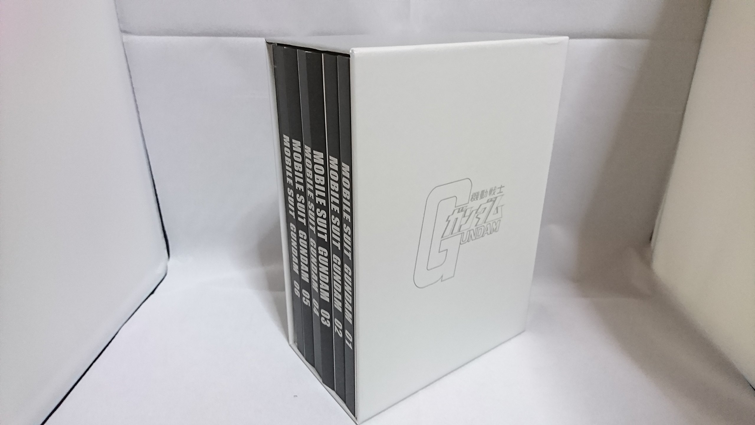 ご来店ありがとうございます。昭和・平成のCD、DVD、家電、音響機器など希少な商品も多数そろえています。レコード、楽器の取り扱いはございません。掲載していない商品もお探しいたします。映像商品にはタイトル最後に[DVD]、[Blu-ray]と表記しています。表記ないものはCDとなります。お気軽にメールにてお問い合わせください。機動戦士ガンダムDVD-BOX 1【メーカー名】バンダイビジュアル【メーカー型番】【ブランド名】バンダイビジュアル【商品説明】機動戦士ガンダムDVD-BOX 1・中古品（ユーズド品）について商品画像はイメージです。中古という特性上、使用に影響ない程度の使用感・経年劣化（傷、汚れなど）がある場合がございます。商品のコンディション、付属品の有無については入荷の度異なります。また、中古品の特性上、ギフトには適しておりません。商品名に『初回』、『限定』、『〇〇付き』等の記載がございましても、特典・付属品・保証等は原則付属しておりません。付属品や消耗品に保証はございません。当店では初期不良に限り、商品到着から7日間は返品を受付けております。注文後の購入者様都合によるキャンセル・返品はお受けしていません。他モールでも併売している商品の為、完売の際は在庫確保できない場合がございます。ご注文からお届けまで1、ご注文⇒ご注文は24時間受け付けております。2、注文確認⇒ご注文後、当店から注文確認メールを送信します。3、在庫確認⇒新品、新古品：3-5日程度でお届け。※中古品は受注後に、再検品、メンテナンス等により、お届けまで3日-10日営業日程度とお考え下さい。米海外倉庫から取り寄せの商品については発送の場合は3週間程度かかる場合がございます。　※離島、北海道、九州、沖縄は遅れる場合がございます。予めご了承下さい。※配送業者、発送方法は選択できません。お電話でのお問合せは少人数で運営の為受け付けておりませんので、メールにてお問合せお願い致します。お客様都合によるご注文後のキャンセル・返品はお受けしておりませんのでご了承下さい。ご来店ありがとうございます。昭和・平成のCD、DVD、家電、音響機器など希少な商品も多数そろえています。レコード、楽器の取り扱いはございません。掲載していない商品もお探しいたします。映像商品にはタイトル最後に[DVD]、[Blu-ray]と表記しています。表記ないものはCDとなります。お気軽にメールにてお問い合わせください。