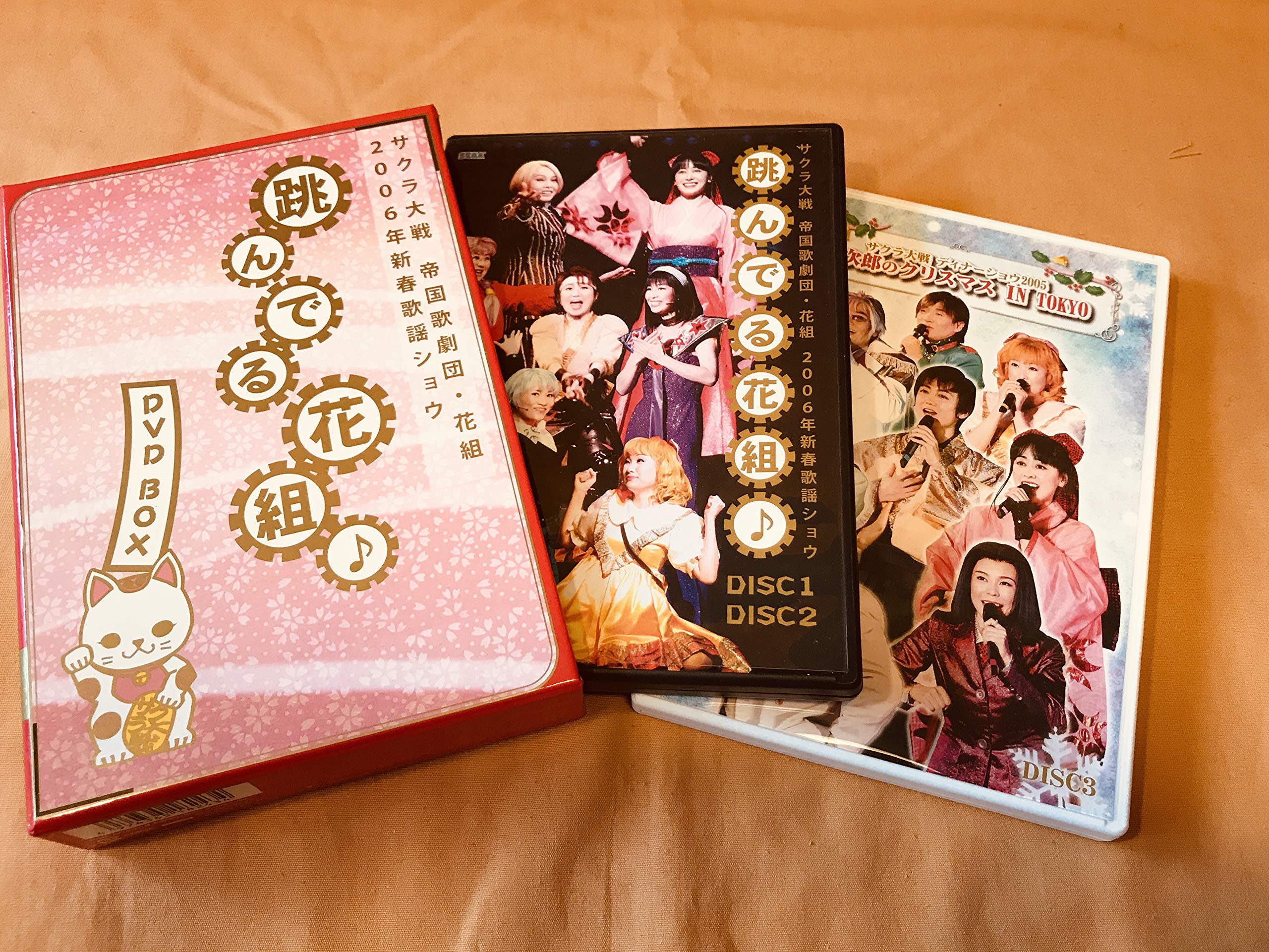 ご来店ありがとうございます。昭和・平成のCD、DVD、家電、音響機器など希少な商品も多数そろえています。レコード、楽器の取り扱いはございません。掲載していない商品もお探しいたします。映像商品にはタイトル最後に[DVD]、[Blu-ray]と表記しています。表記ないものはCDとなります。お気軽にメールにてお問い合わせください。サクラ大戦 帝国歌劇団・花組 2006年新春歌謡ショウ 跳んでる花組♪ [DVD]【メーカー名】セガ【メーカー型番】【ブランド名】セガ【商品説明】サクラ大戦 帝国歌劇団・花組 2006年新春歌謡ショウ 跳んでる花組♪ [DVD]・中古品（ユーズド品）について商品画像はイメージです。中古という特性上、使用に影響ない程度の使用感・経年劣化（傷、汚れなど）がある場合がございます。商品のコンディション、付属品の有無については入荷の度異なります。また、中古品の特性上、ギフトには適しておりません。商品名に『初回』、『限定』、『〇〇付き』等の記載がございましても、特典・付属品・保証等は原則付属しておりません。付属品や消耗品に保証はございません。当店では初期不良に限り、商品到着から7日間は返品を受付けております。注文後の購入者様都合によるキャンセル・返品はお受けしていません。他モールでも併売している商品の為、完売の際は在庫確保できない場合がございます。ご注文からお届けまで1、ご注文⇒ご注文は24時間受け付けております。2、注文確認⇒ご注文後、当店から注文確認メールを送信します。3、在庫確認⇒新品、新古品：3-5日程度でお届け。※中古品は受注後に、再検品、メンテナンス等により、お届けまで3日-10日営業日程度とお考え下さい。米海外倉庫から取り寄せの商品については発送の場合は3週間程度かかる場合がございます。　※離島、北海道、九州、沖縄は遅れる場合がございます。予めご了承下さい。※配送業者、発送方法は選択できません。お電話でのお問合せは少人数で運営の為受け付けておりませんので、メールにてお問合せお願い致します。お客様都合によるご注文後のキャンセル・返品はお受けしておりませんのでご了承下さい。ご来店ありがとうございます。昭和・平成のCD、DVD、家電、音響機器など希少な商品も多数そろえています。レコード、楽器の取り扱いはございません。掲載していない商品もお探しいたします。映像商品にはタイトル最後に[DVD]、[Blu-ray]と表記しています。表記ないものはCDとなります。お気軽にメールにてお問い合わせください。