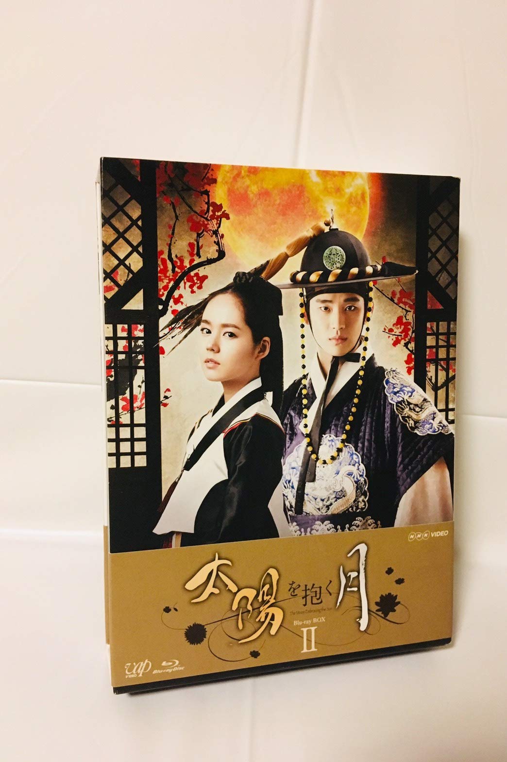 ご来店ありがとうございます。昭和・平成のCD、DVD、家電、音響機器など希少な商品も多数そろえています。レコード、楽器の取り扱いはございません。掲載していない商品もお探しいたします。映像商品にはタイトル最後に[DVD]、[Blu-ray]と表記しています。表記ないものはCDとなります。お気軽にメールにてお問い合わせください。太陽を抱く月 Blu-ray BOXII【メーカー名】バップ【メーカー型番】【ブランド名】バップ【商品説明】太陽を抱く月 Blu-ray BOXII・中古品（ユーズド品）について商品画像はイメージです。中古という特性上、使用に影響ない程度の使用感・経年劣化（傷、汚れなど）がある場合がございます。商品のコンディション、付属品の有無については入荷の度異なります。また、中古品の特性上、ギフトには適しておりません。商品名に『初回』、『限定』、『〇〇付き』等の記載がございましても、特典・付属品・保証等は原則付属しておりません。付属品や消耗品に保証はございません。当店では初期不良に限り、商品到着から7日間は返品を受付けております。注文後の購入者様都合によるキャンセル・返品はお受けしていません。他モールでも併売している商品の為、完売の際は在庫確保できない場合がございます。ご注文からお届けまで1、ご注文⇒ご注文は24時間受け付けております。2、注文確認⇒ご注文後、当店から注文確認メールを送信します。3、在庫確認⇒新品、新古品：3-5日程度でお届け。※中古品は受注後に、再検品、メンテナンス等により、お届けまで3日-10日営業日程度とお考え下さい。米海外倉庫から取り寄せの商品については発送の場合は3週間程度かかる場合がございます。　※離島、北海道、九州、沖縄は遅れる場合がございます。予めご了承下さい。※配送業者、発送方法は選択できません。お電話でのお問合せは少人数で運営の為受け付けておりませんので、メールにてお問合せお願い致します。お客様都合によるご注文後のキャンセル・返品はお受けしておりませんのでご了承下さい。ご来店ありがとうございます。昭和・平成のCD、DVD、家電、音響機器など希少な商品も多数そろえています。レコード、楽器の取り扱いはございません。掲載していない商品もお探しいたします。映像商品にはタイトル最後に[DVD]、[Blu-ray]と表記しています。表記ないものはCDとなります。お気軽にメールにてお問い合わせください。