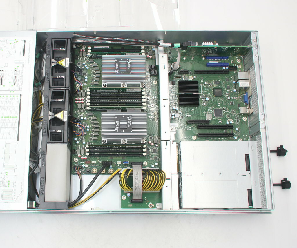 �ٻ��� PRIMERGY RX2520 M5 Xeon Silver 4208 2.1GHz(16����å�CPUx2��) 32GB 300GBx2��(SAS2.5�����/RAID1) DVD-ROM AC*2 LSI SAS3008 ����šۡ�20260225��