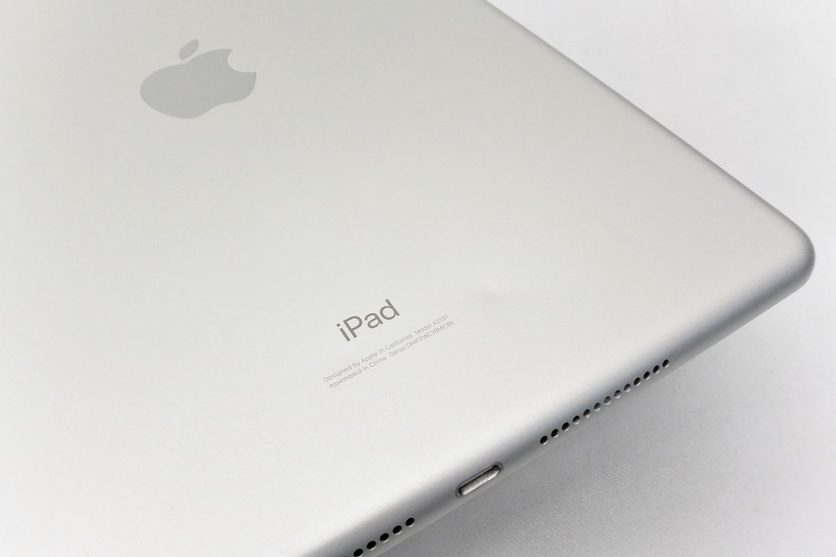 Wi-Fiモデル Apple iPad7 Wi-Fi 32GB iPadOS18.1.1 シルバー MW752J/A 初期化済 【m025756】【中古】【K20250130】