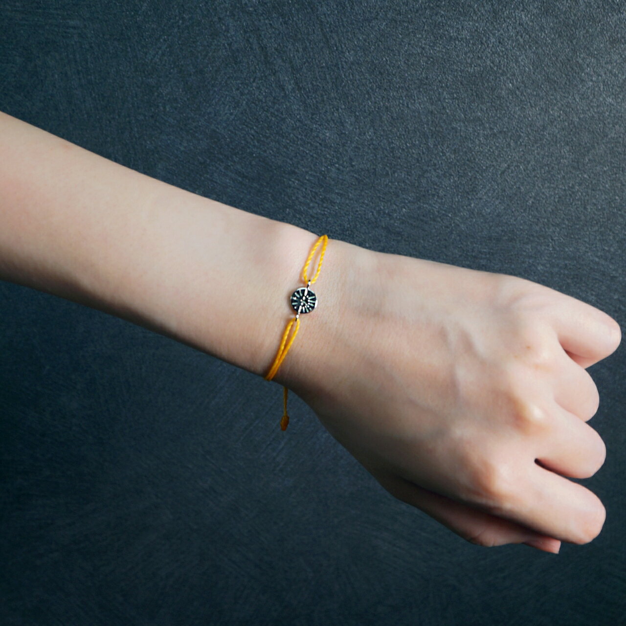 【太陽モチーフ】輝くチャームブレスレット|お守りアクセサリー|生命力・幸福・成功の象徴|華奢コード|選べる2色|ギフト・プレゼント・旅行お土産に最適