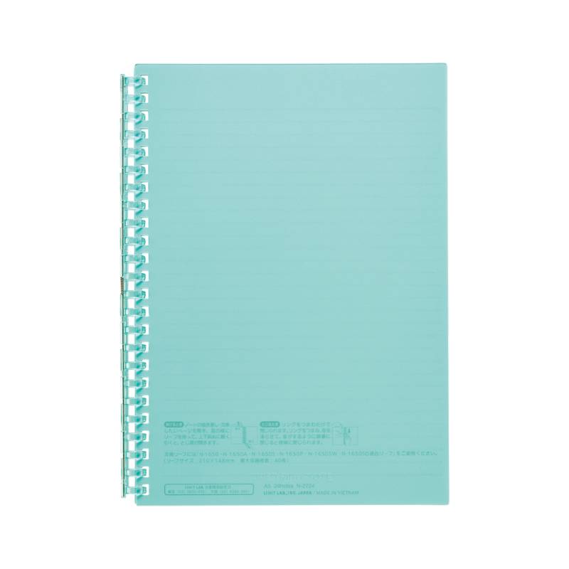 【商品詳細】とじ具が開くのでリーフの差替えが可能。とじ具は表紙の色に合わせた色透明。360°折り返して使えるので省スペースで使いやすい。ロゴはどんな持ち物にも合わせやすい空押し加工。あけるとき：リーフを持ち、斜めに軽く引くと、とじ具が開きます。とじるとき：リングをつまみ、指を滑らせて音がするように順番に閉じると簡単です。※罫線：B罫6mm※最大収容枚数：40枚※交換リーフ：N-1650サイズ：12×154×210mm重さ：96g【素材】表紙／ポリプロピレン(生地厚0.5mm)、とじ具／ポリカーボネート、リーフ／上質紙【原産国】ベトナム